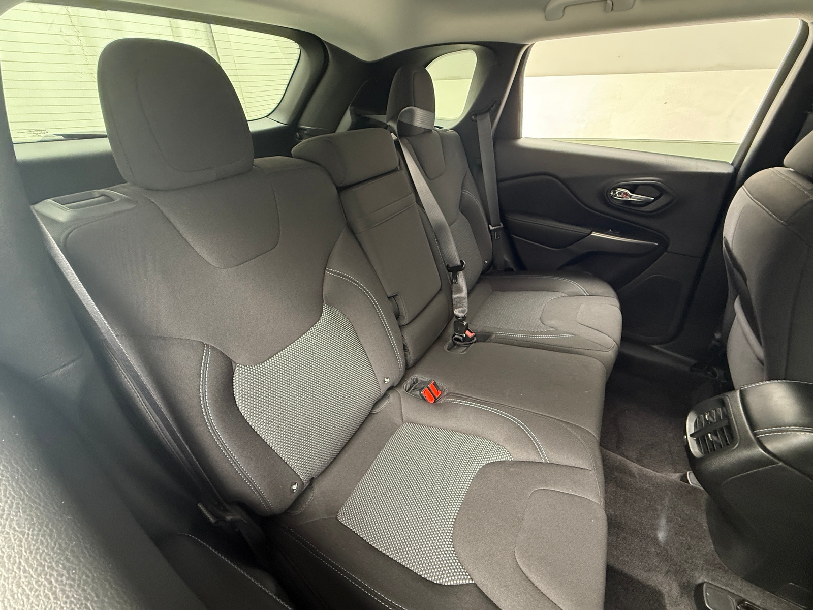 Thumbnail: 2019 Jeep Cherokee - 6