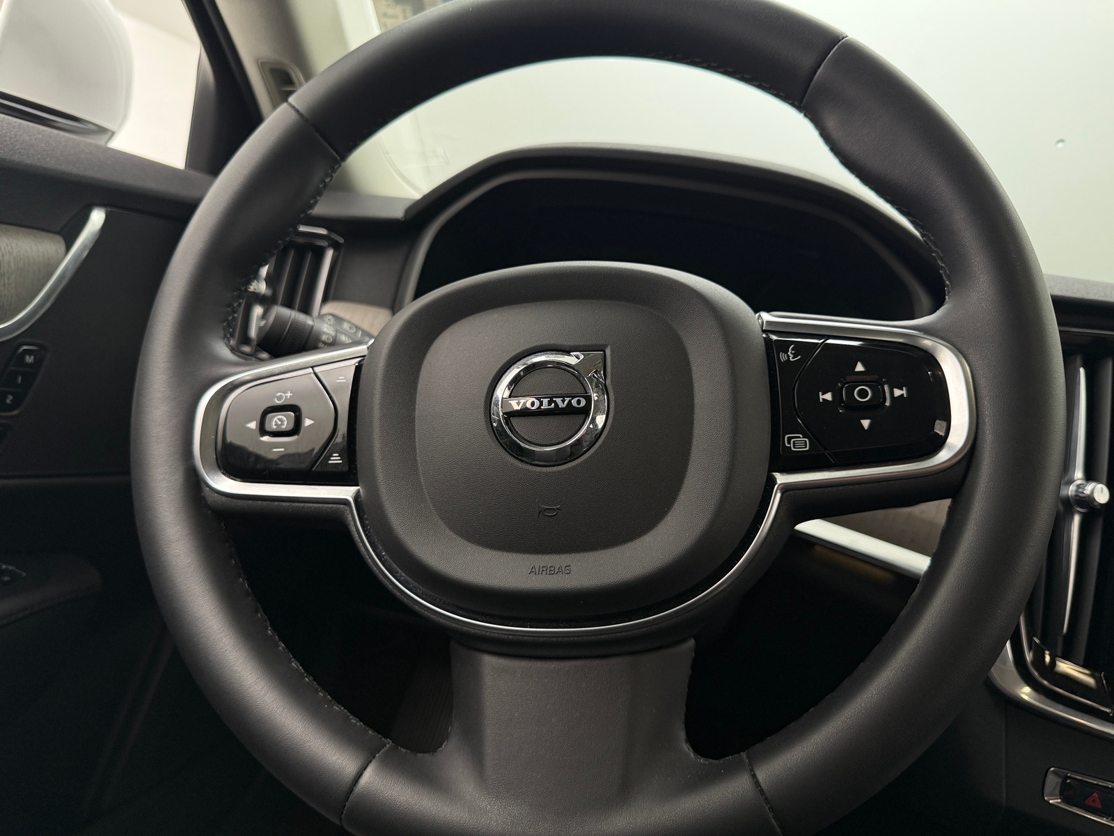 Thumbnail: 2023 Volvo S90 - 4