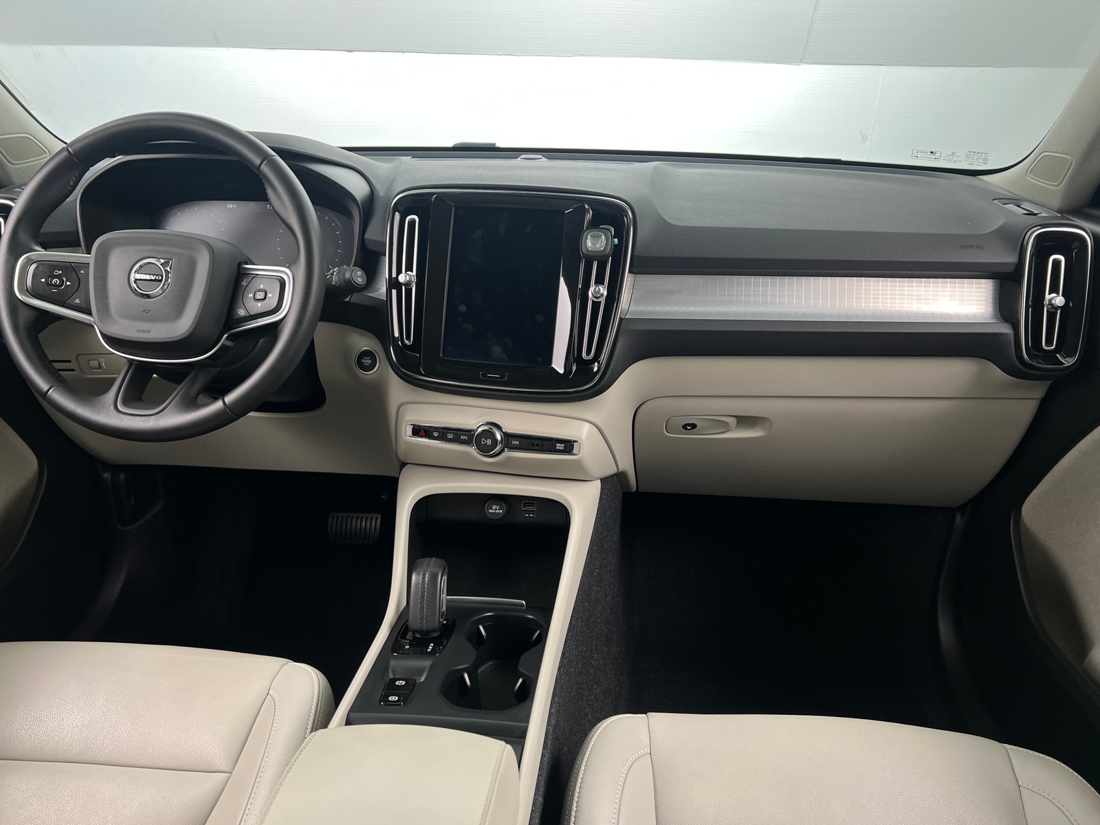 Thumbnail: 2021 Volvo XC40 - 2