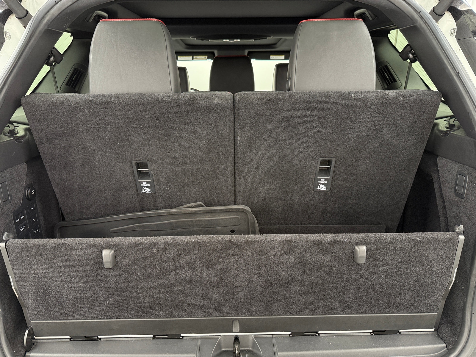 Thumbnail: 2017 Land Rover Discovery - 6