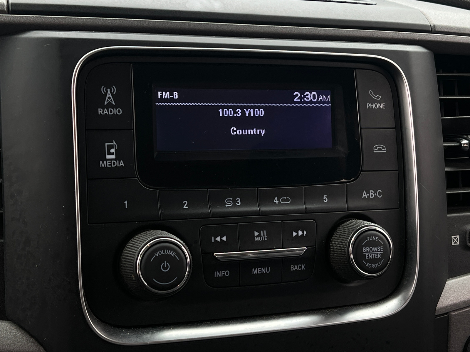 Thumbnail: 2019 RAM 1500 Classic - 3