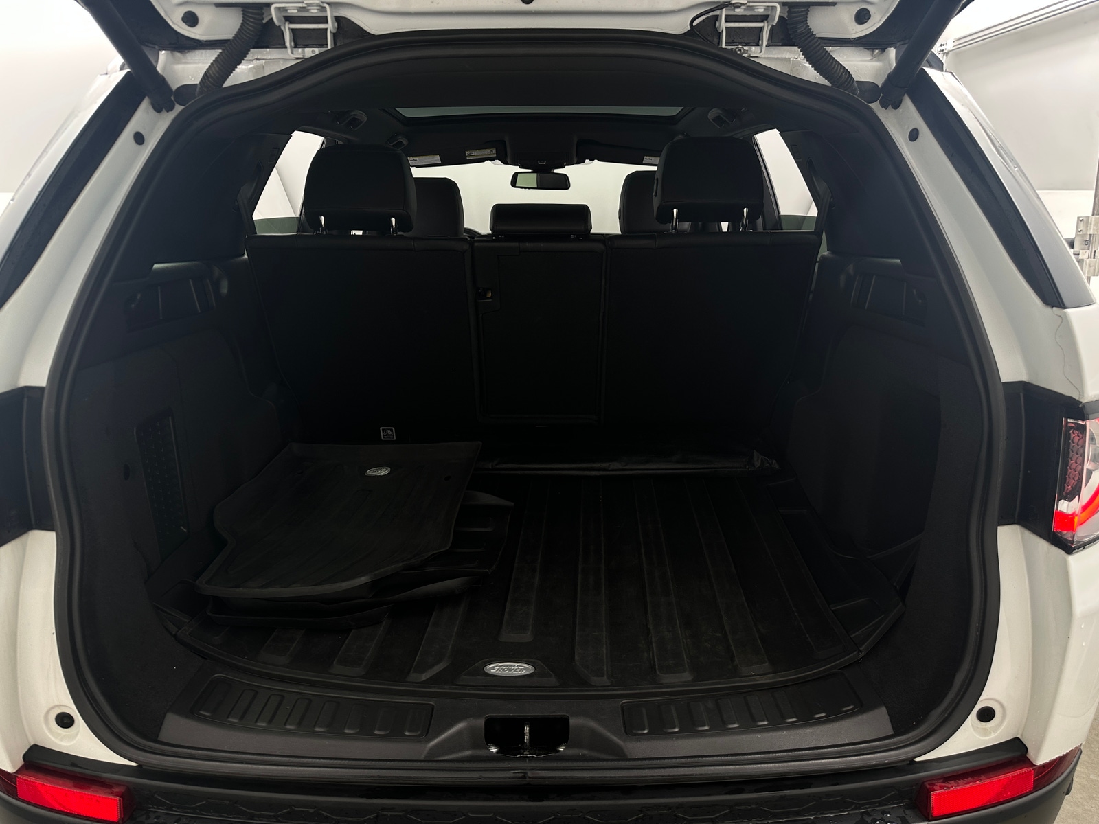 Thumbnail: 2018 Land Rover Discovery Sport - 6