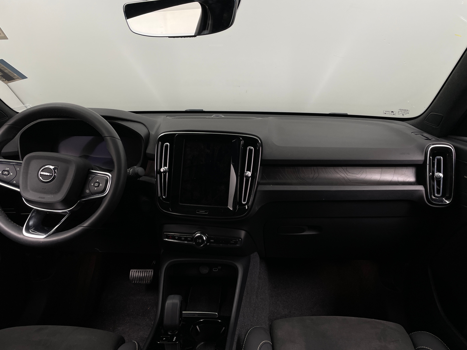 Thumbnail: 2023 Volvo C40 - 2