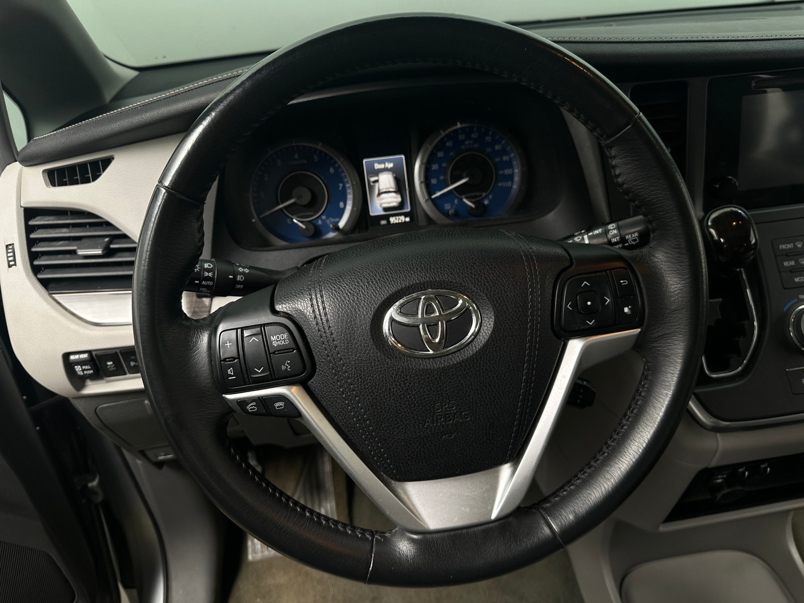 Thumbnail: 2016 Toyota Sienna - 4