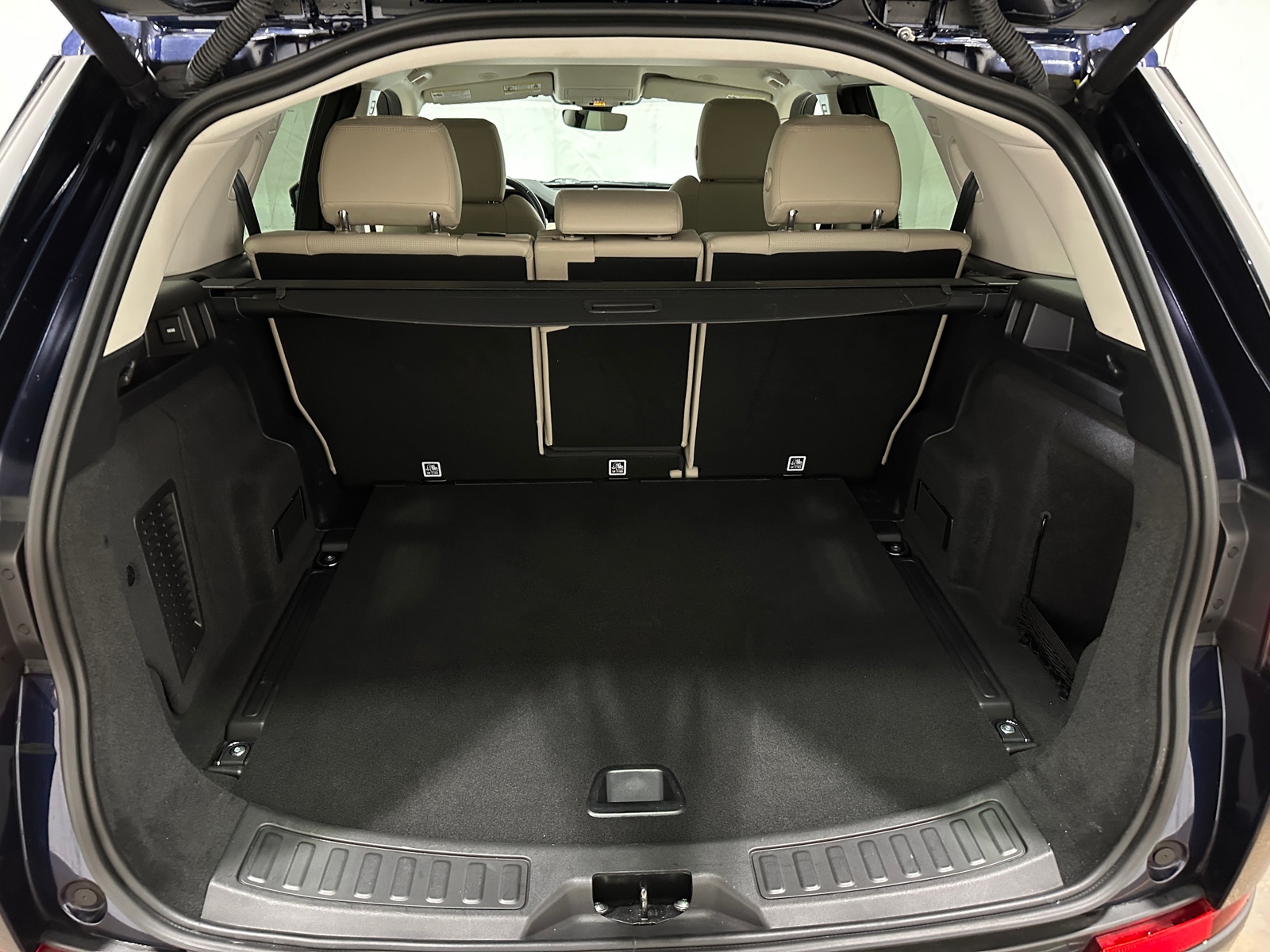 Thumbnail: 2022 Land Rover Discovery Sport - 6