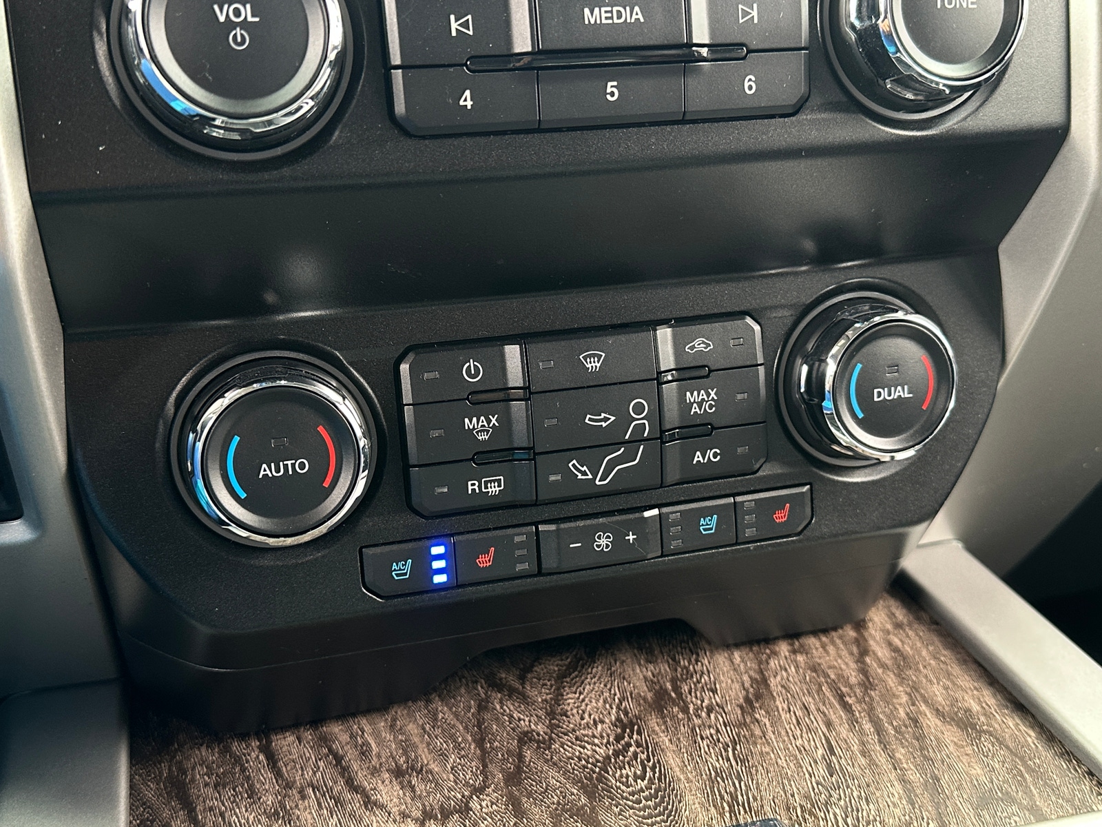 Thumbnail: 2019 Ford Econoline - 3