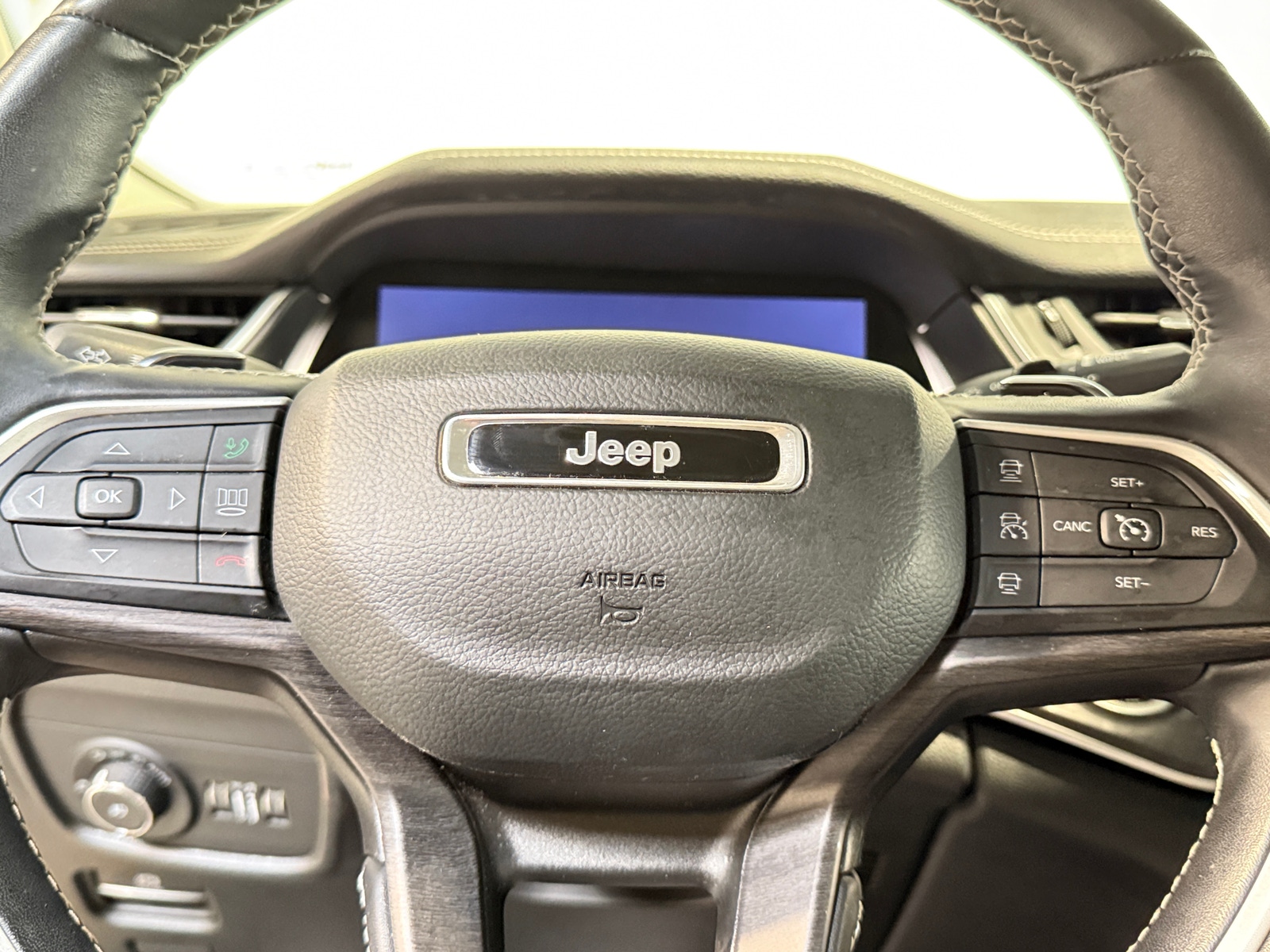 Thumbnail: 2022 Jeep Grand Cherokee L - 4