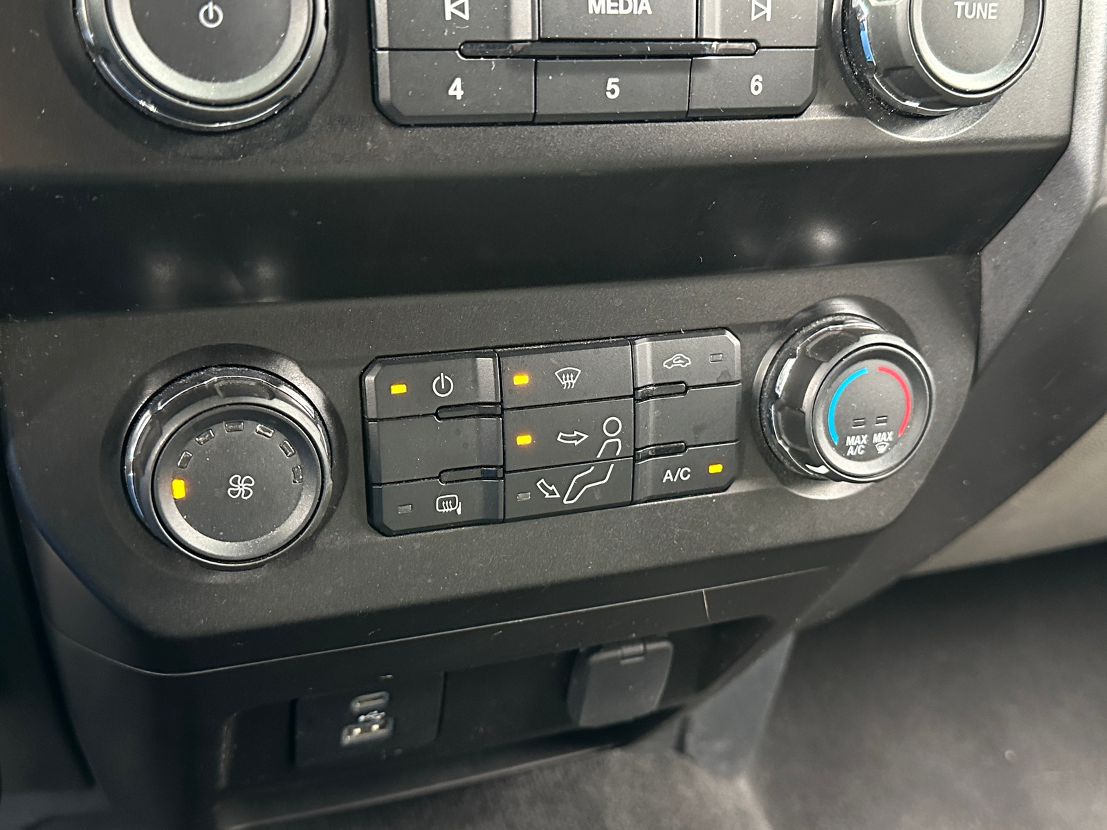 Thumbnail: 2022 Ford Econoline - 4