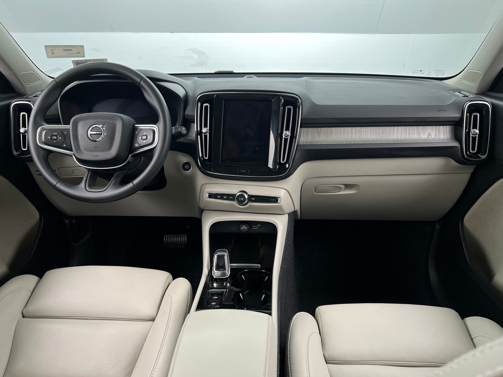 Thumbnail: 2024 Volvo XC40 - 2