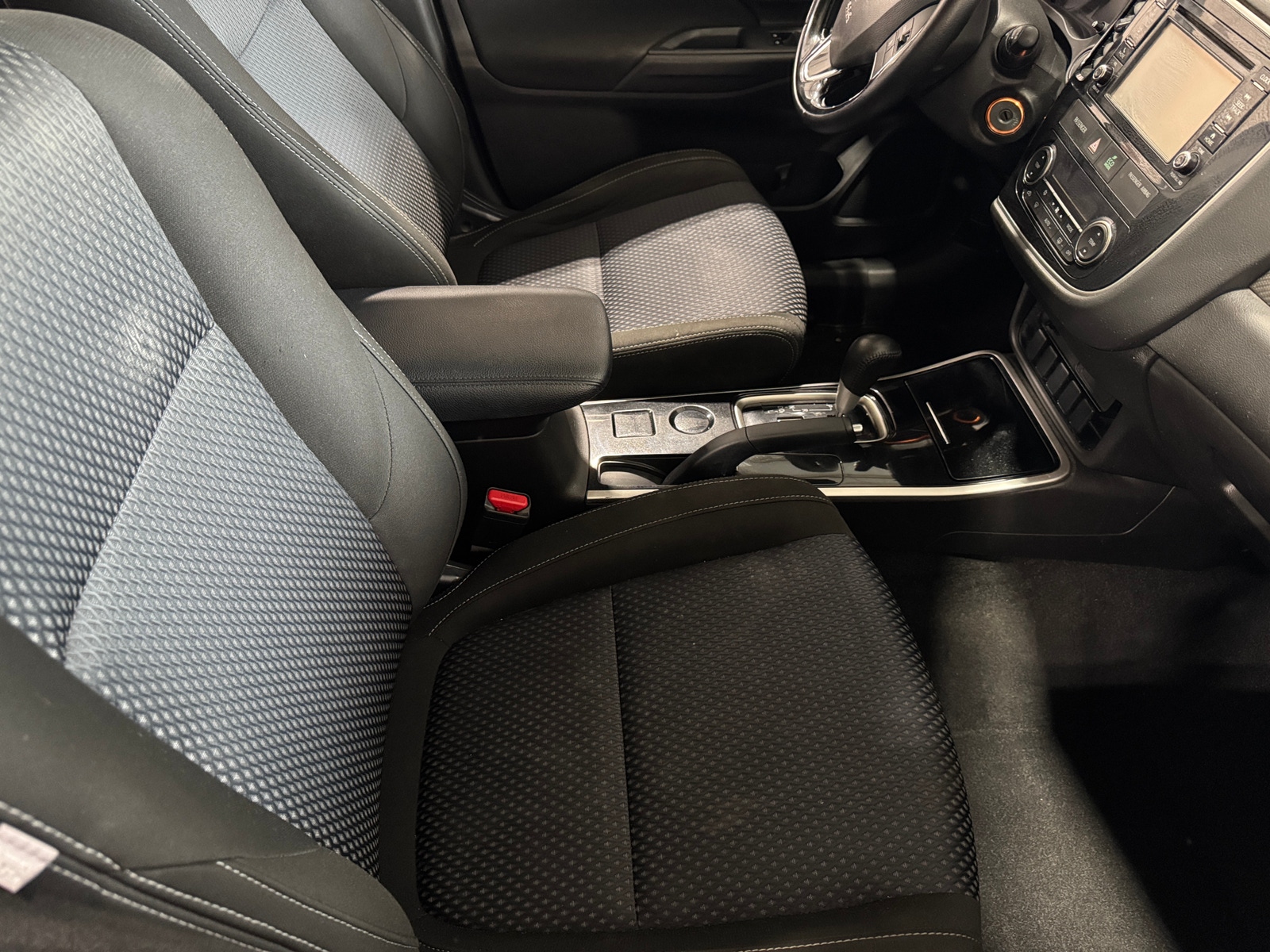 Thumbnail: 2017 Mitsubishi Outlander - 2