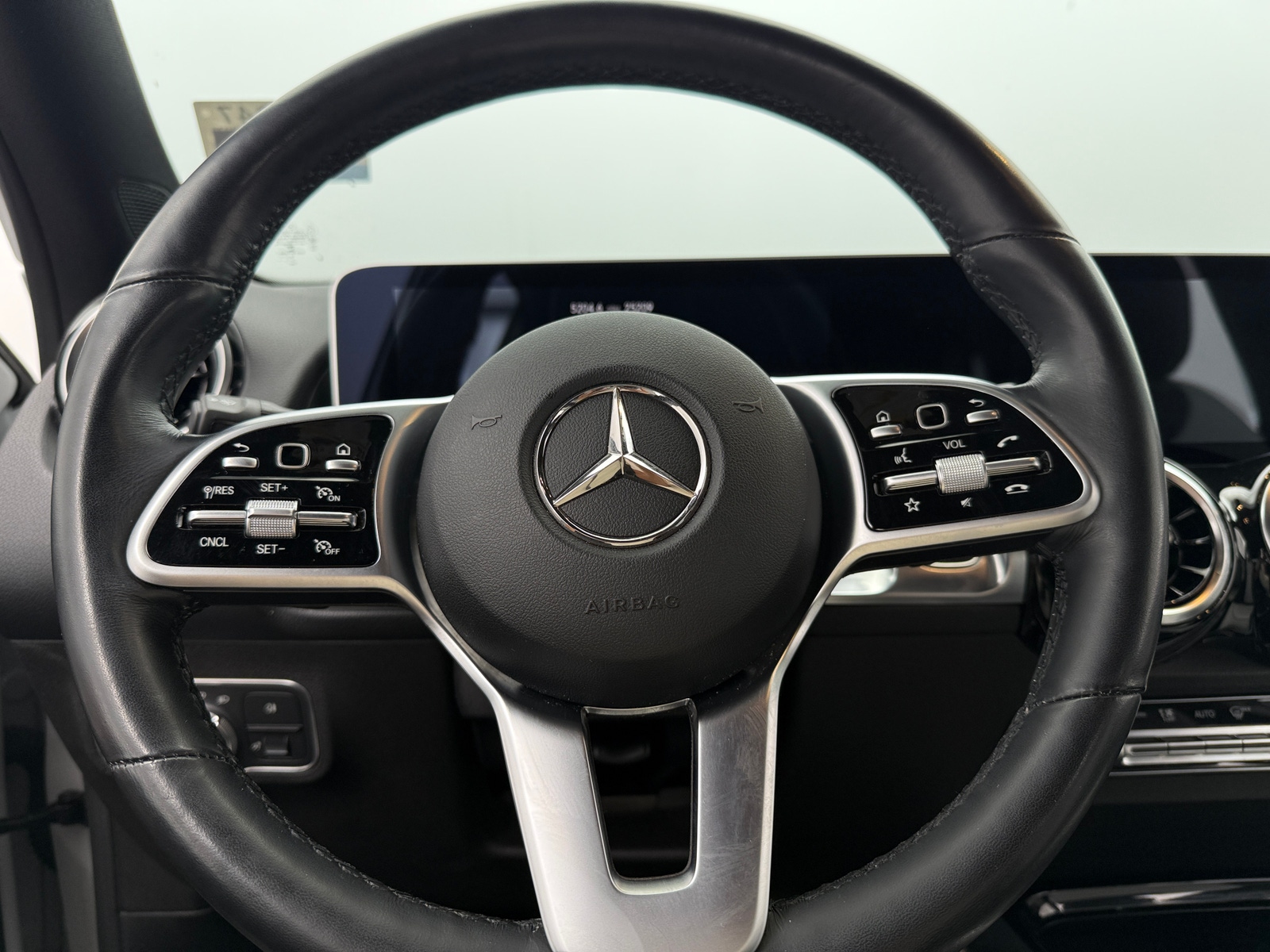 Thumbnail: 2021 Mercedes-Benz GLB - 4