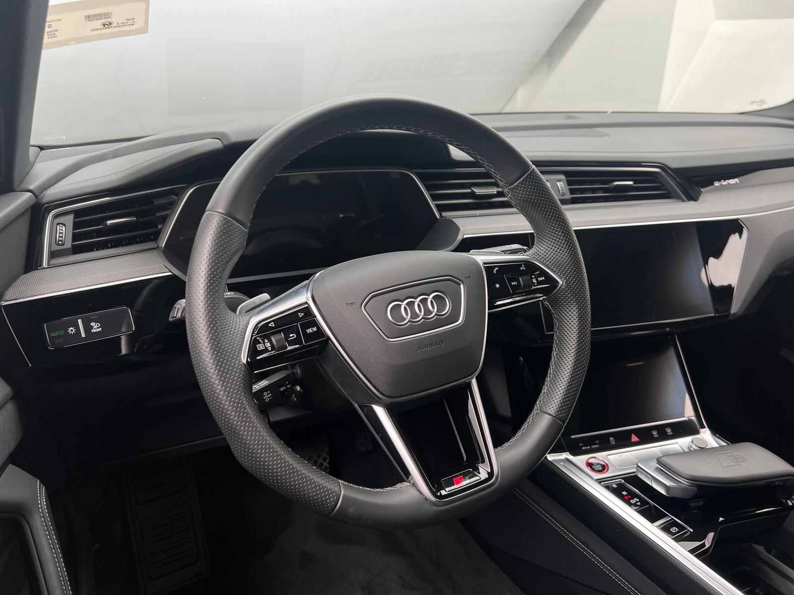 Thumbnail: 2022 Audi e-tron S - 4