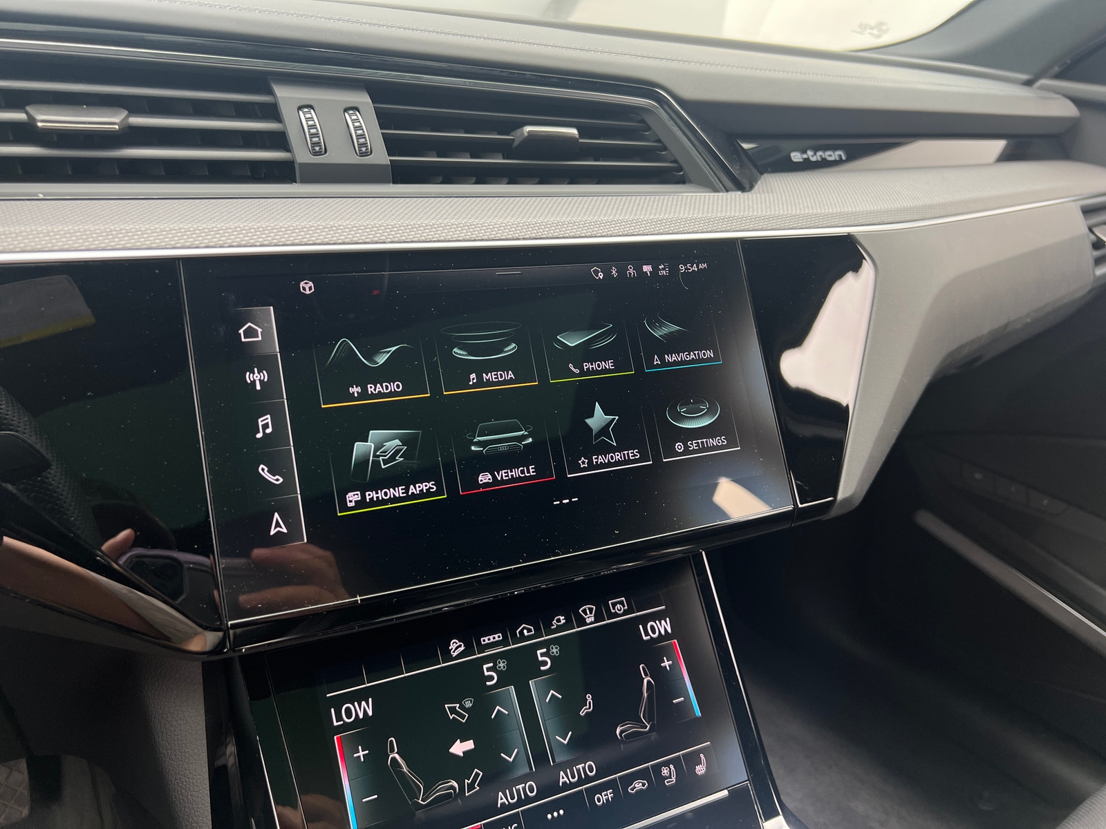Thumbnail: 2022 Audi e-tron S - 3