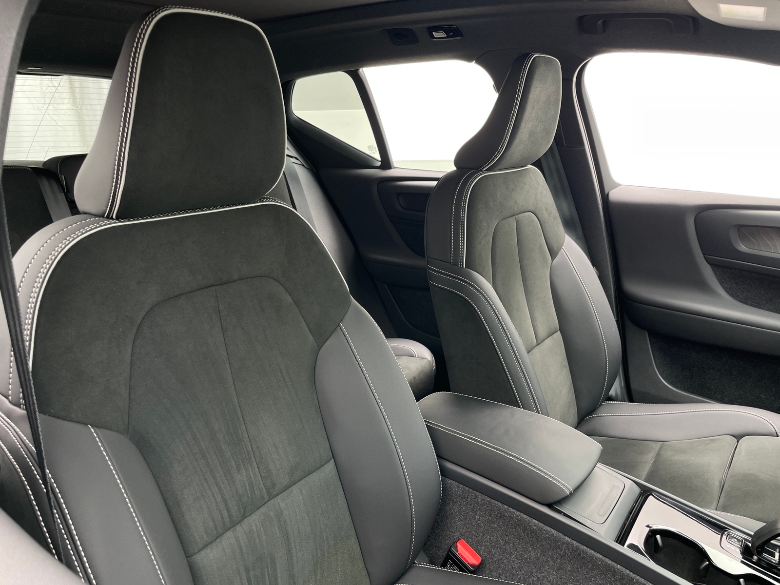 Thumbnail: 2023 Volvo XC40 - 2