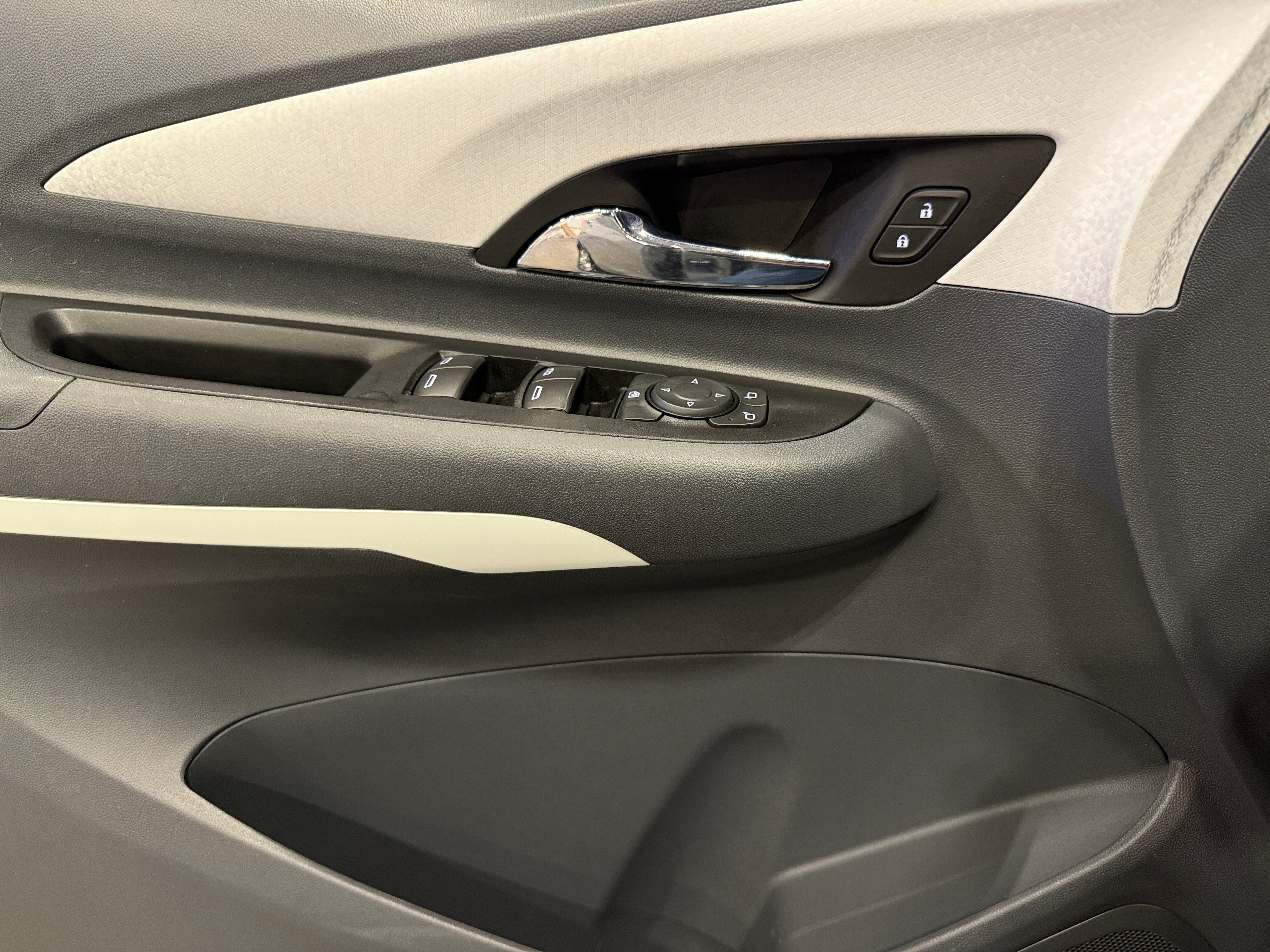 Used 2021 Chevrolet Bolt EV LT with VIN 1G1FY6S04M4105599 for sale in Oak Creek, WI