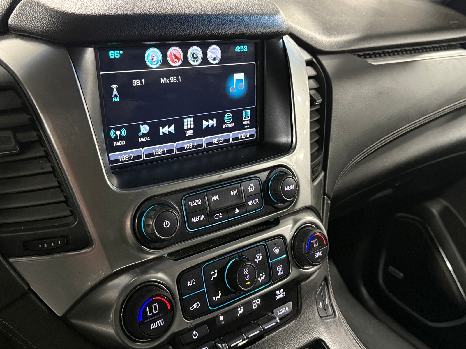 Thumbnail: 2019 Chevrolet Tahoe - 3