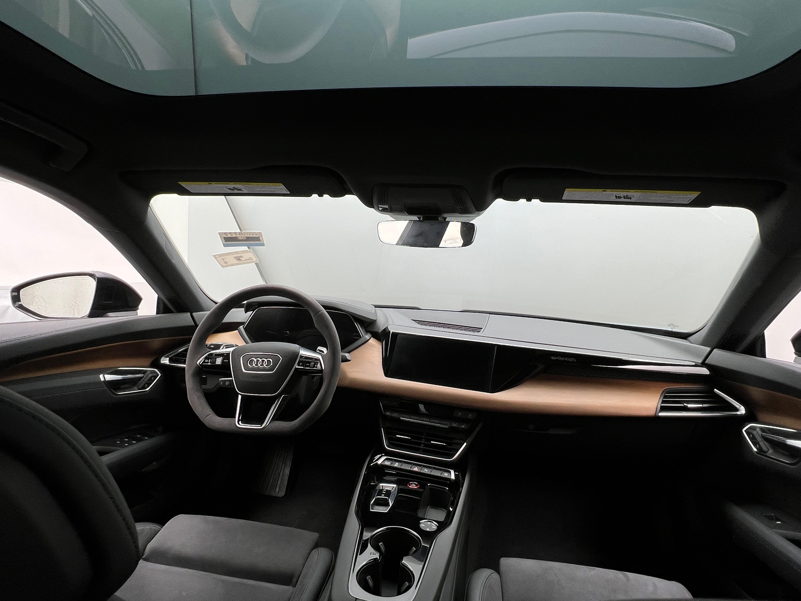 Thumbnail: 2024 Audi e-tron GT - 2