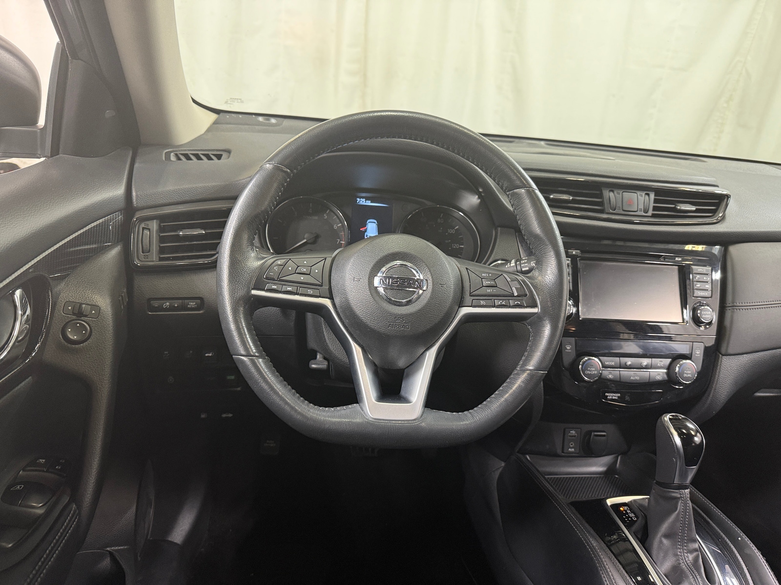 Thumbnail: 2017 Nissan Rogue - 4