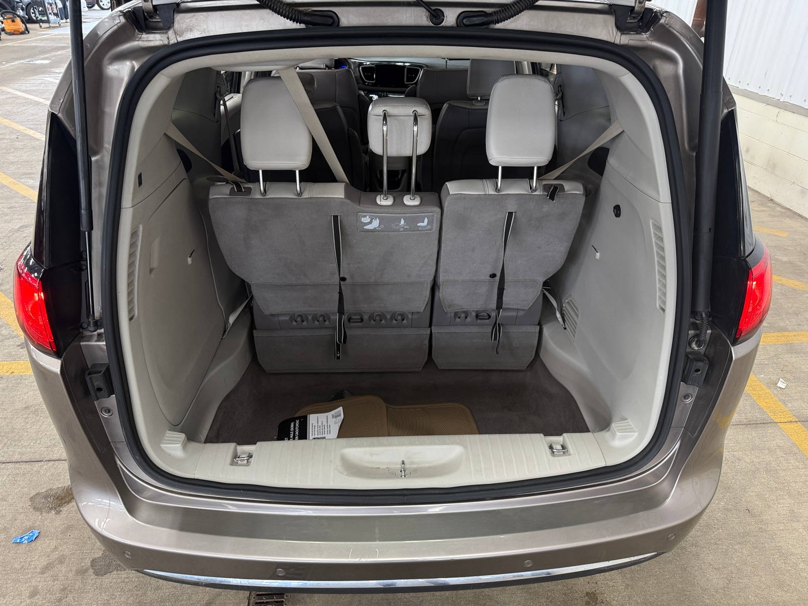 Thumbnail: 2017 Chrysler Pacifica - 6