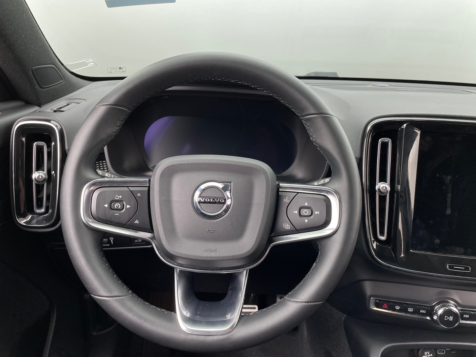 Thumbnail: 2022 Volvo XC40 - 4