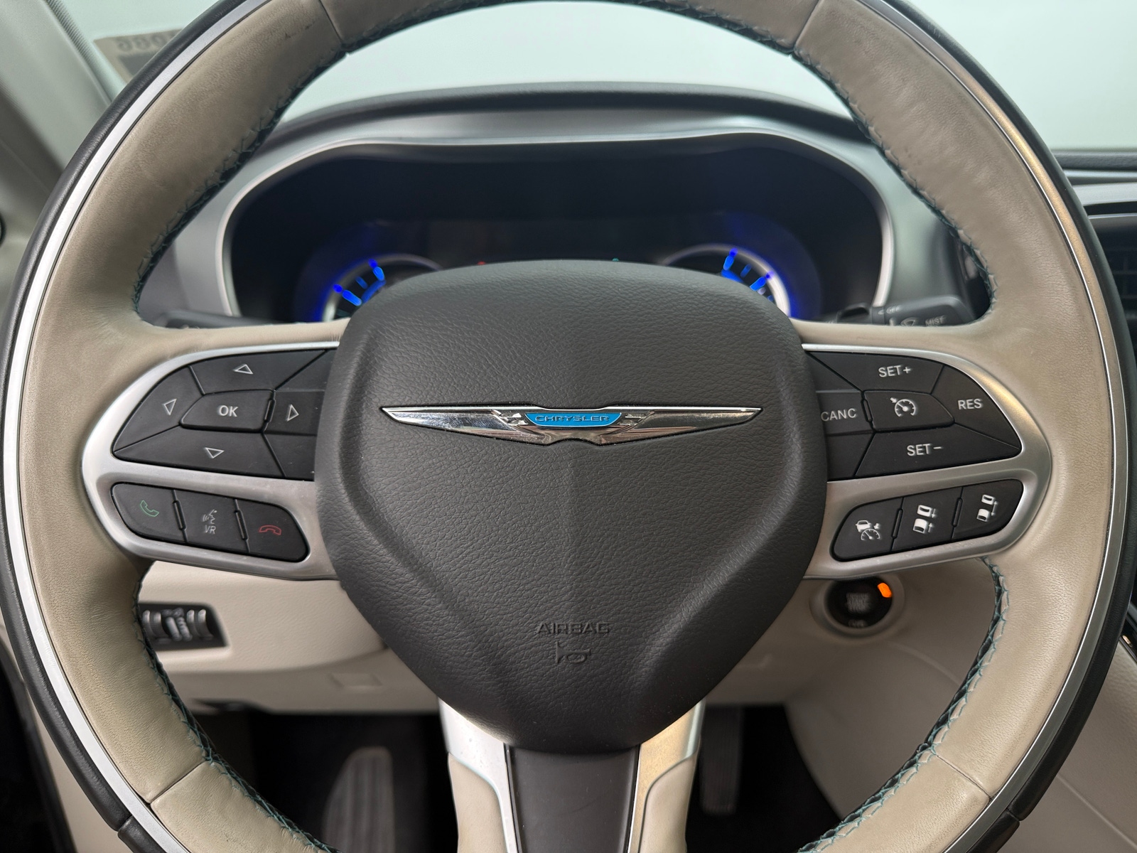 Thumbnail: 2017 Chrysler Pacifica - 4