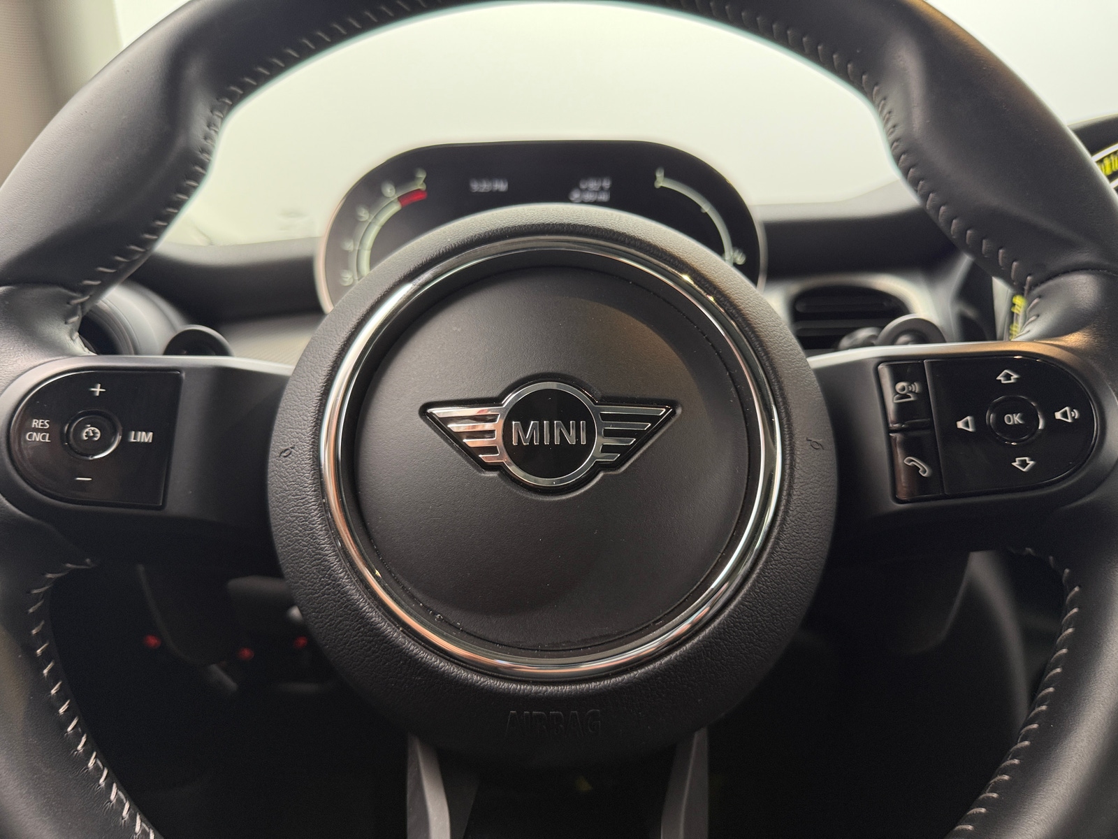 Thumbnail: 2022 MINI Cooper Hardtop - 4
