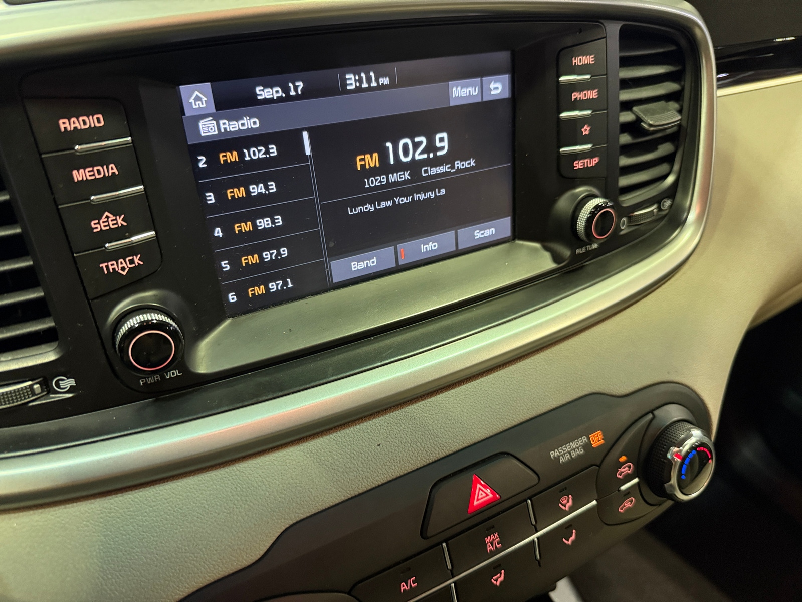 Thumbnail: 2019 Kia Sorento - 4
