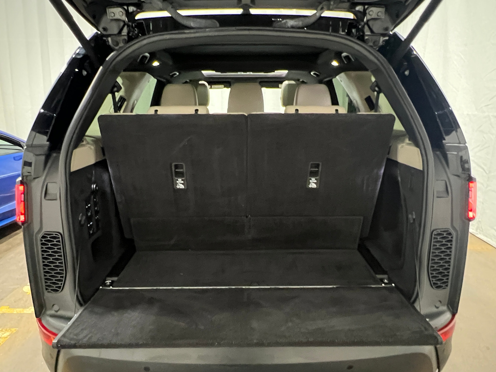 Thumbnail: 2020 Land Rover Discovery - 5
