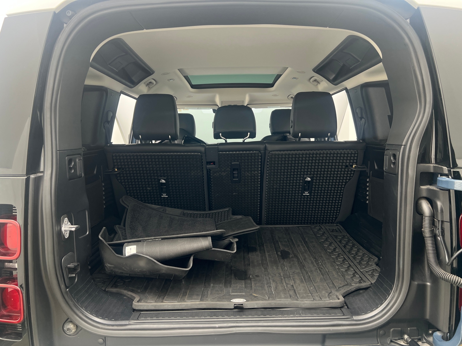 Thumbnail: 2022 Land Rover Defender - 6