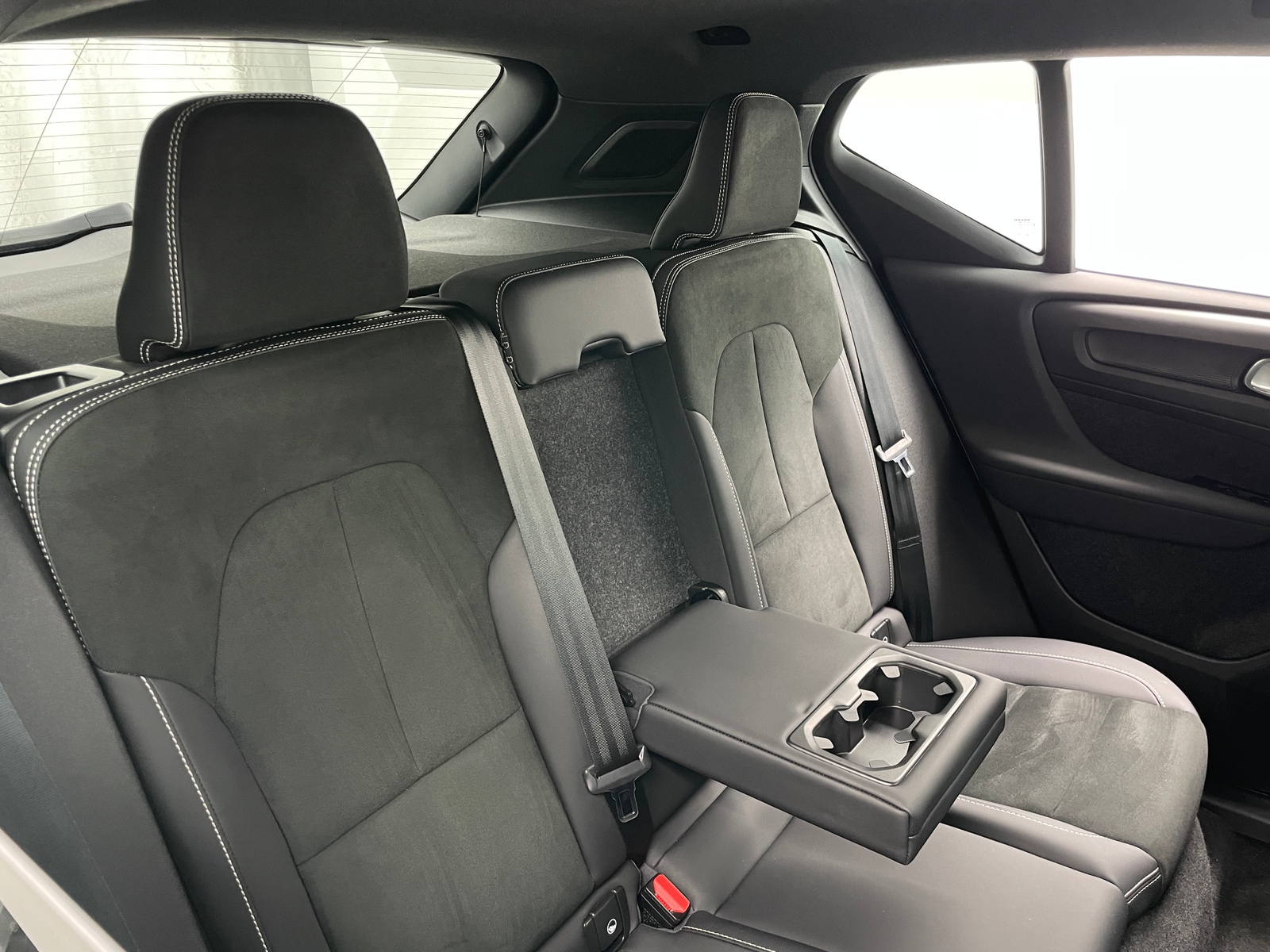 Thumbnail: 2023 Volvo XC40 - 6