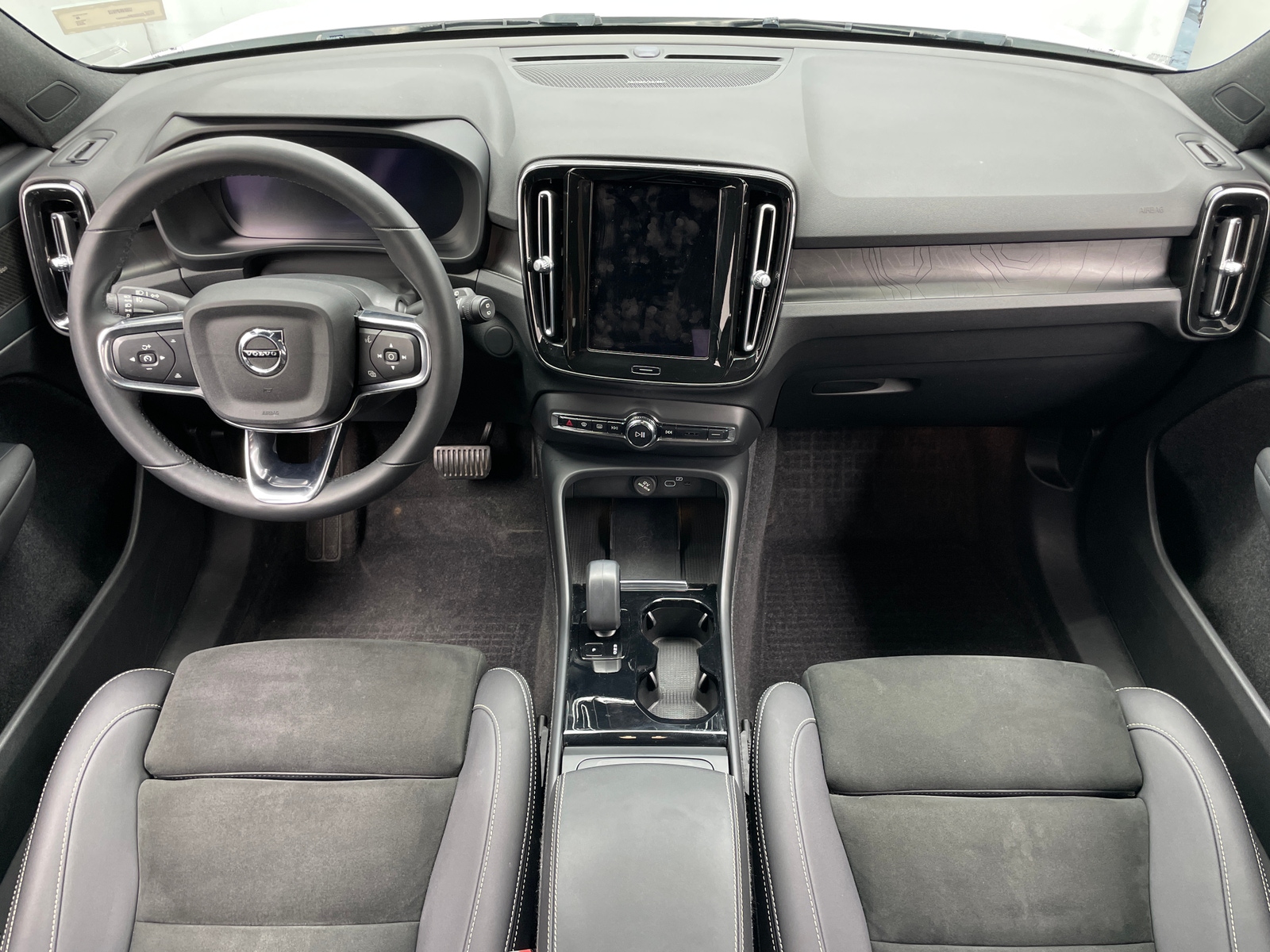 Thumbnail: 2023 Volvo XC40 - 3