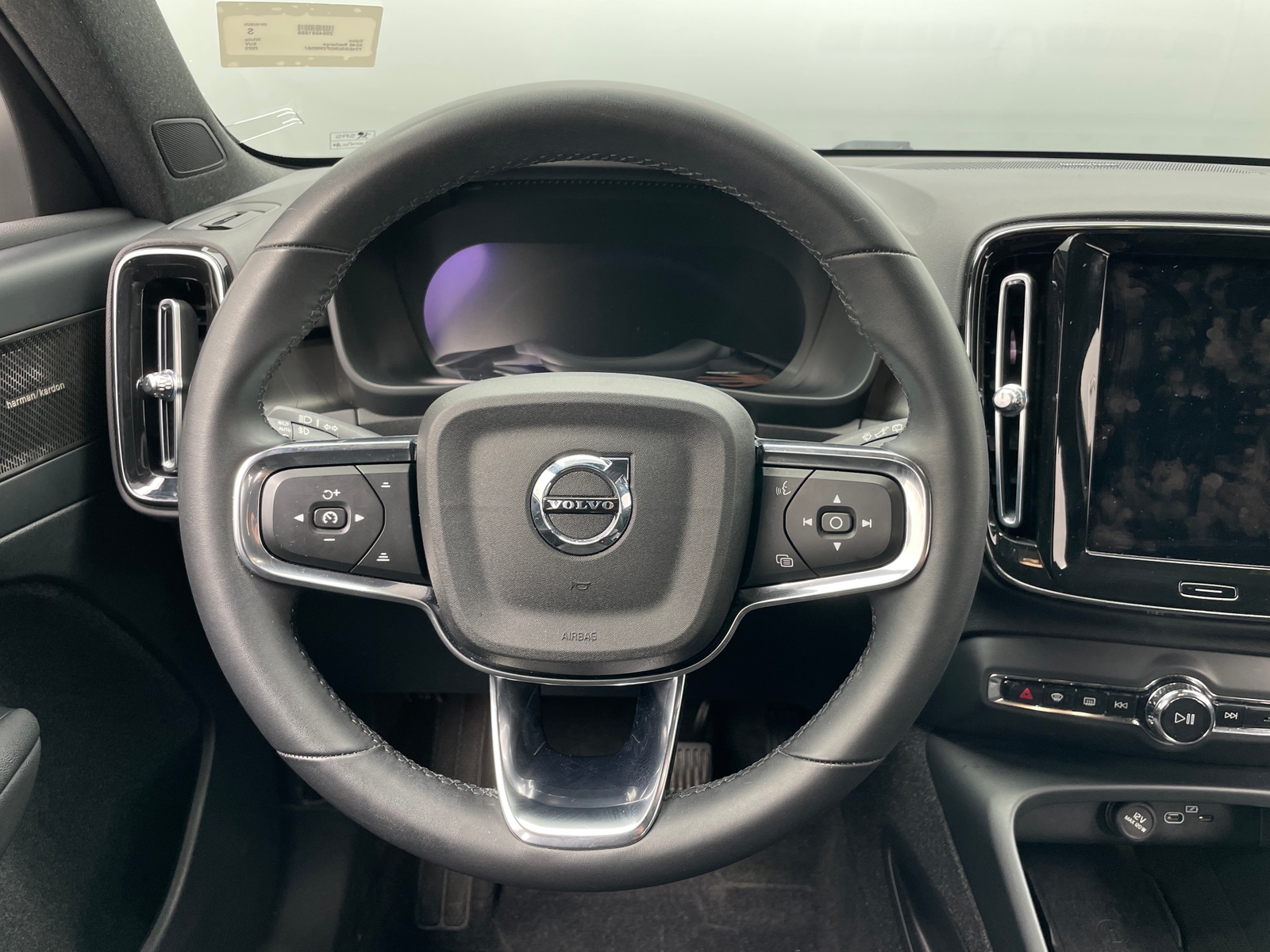 Thumbnail: 2023 Volvo XC40 - 5
