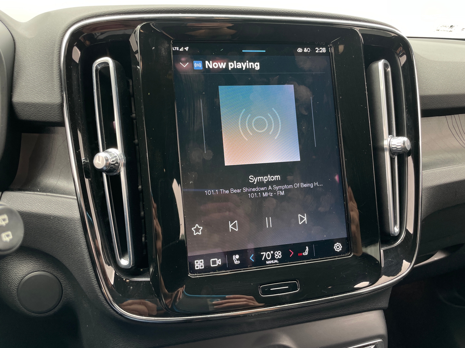 Thumbnail: 2023 Volvo XC40 - 4