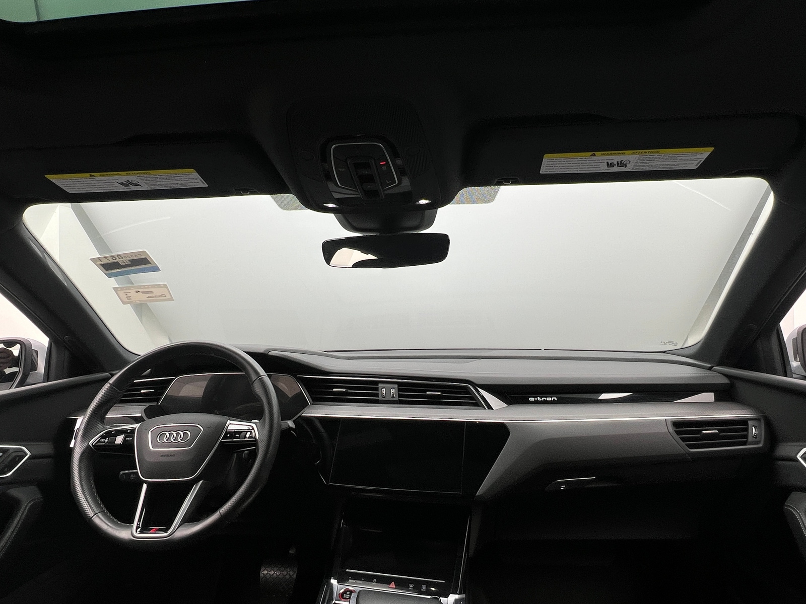 Thumbnail: 2023 Audi e-tron S - 2
