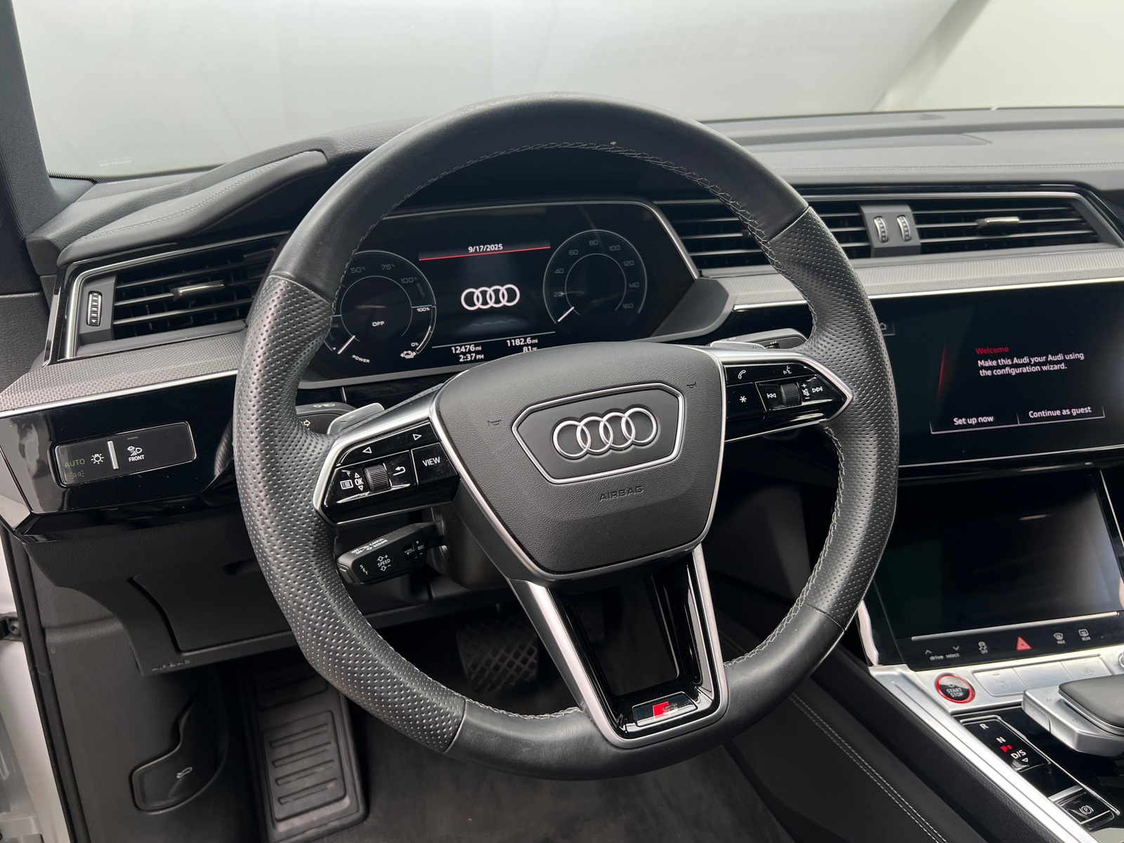 Thumbnail: 2023 Audi e-tron S - 4