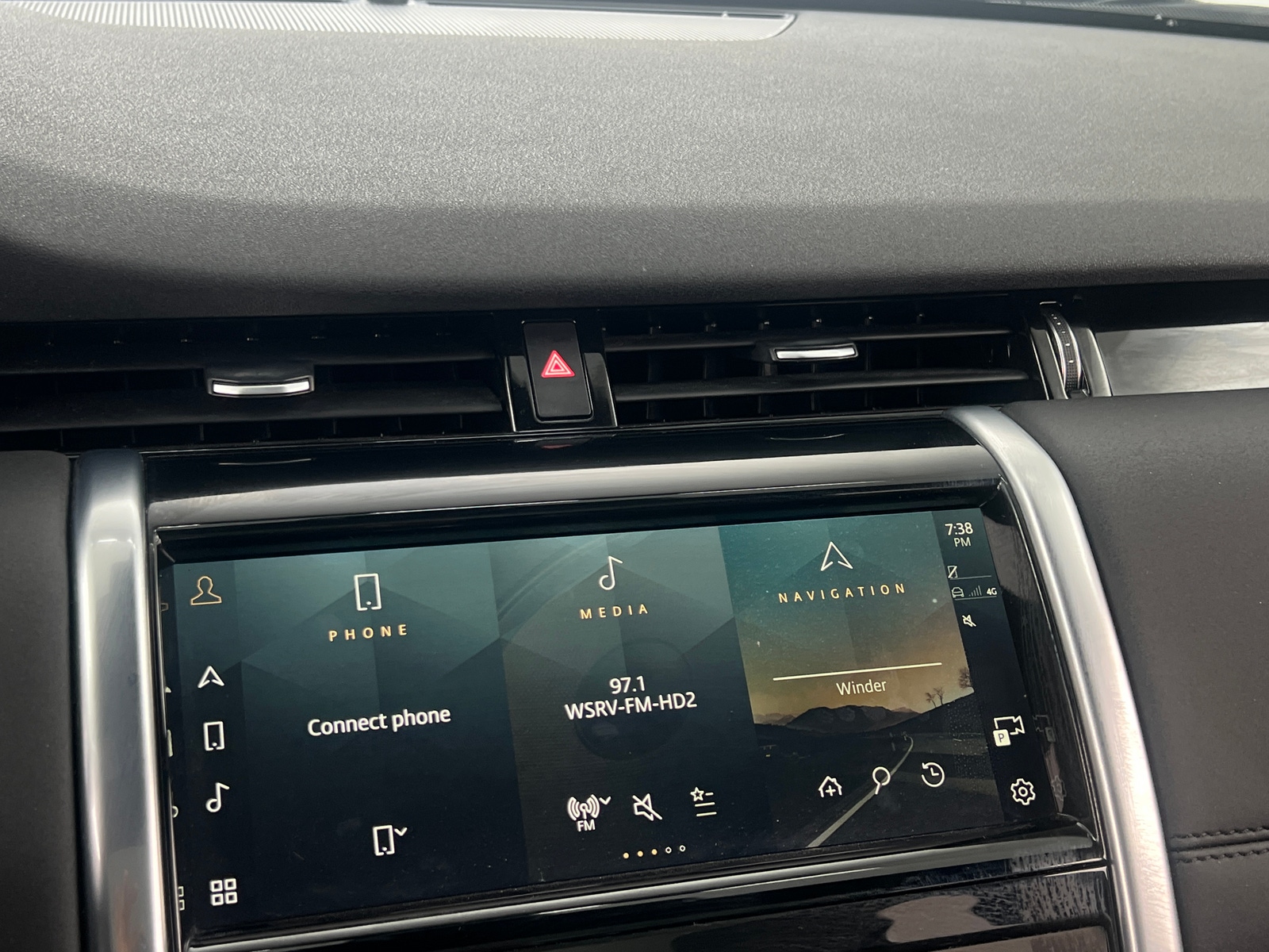Thumbnail: 2022 Land Rover Discovery Sport - 3