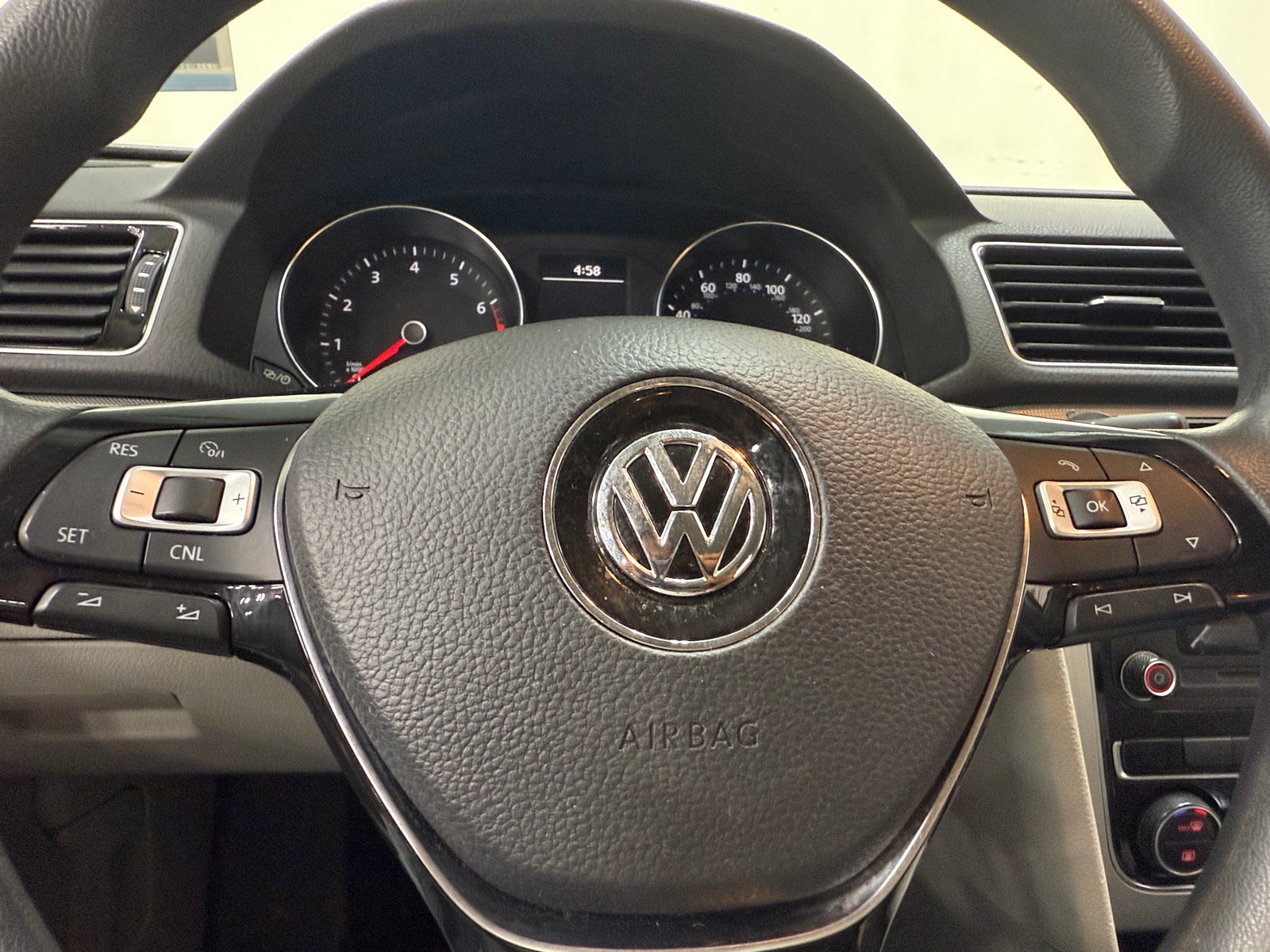 Thumbnail: 2017 Volkswagen Passat - 5
