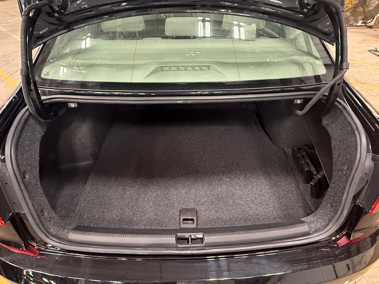 Thumbnail: 2017 Volkswagen Passat - 7