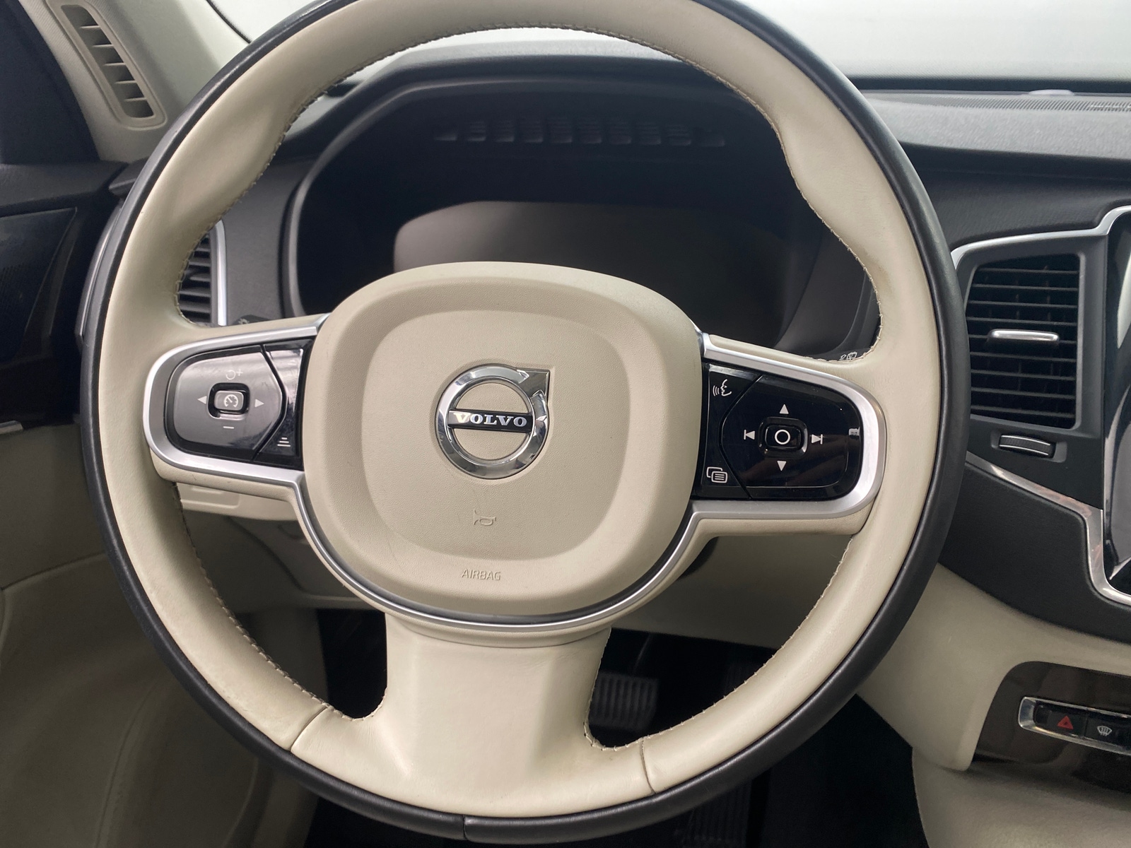 Thumbnail: 2019 Volvo XC90 - 4