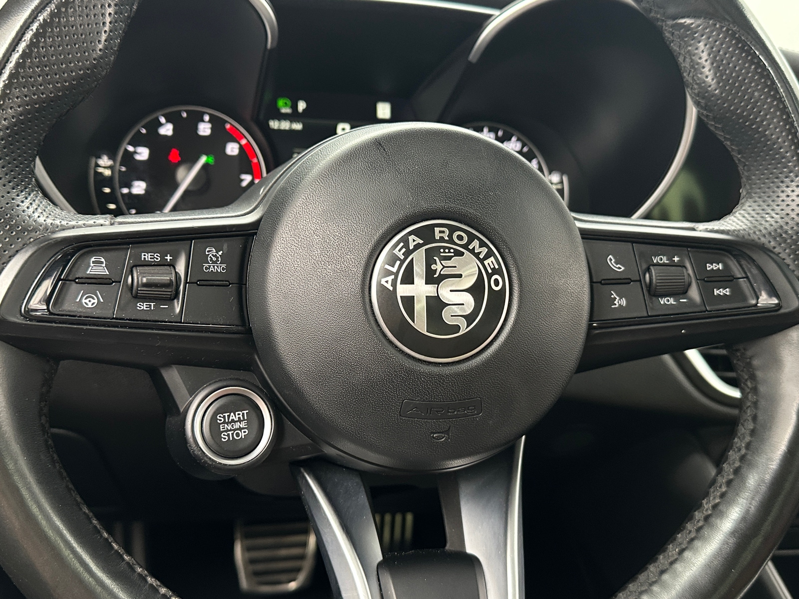 Thumbnail: 2022 Alfa Romeo Giulia - 4
