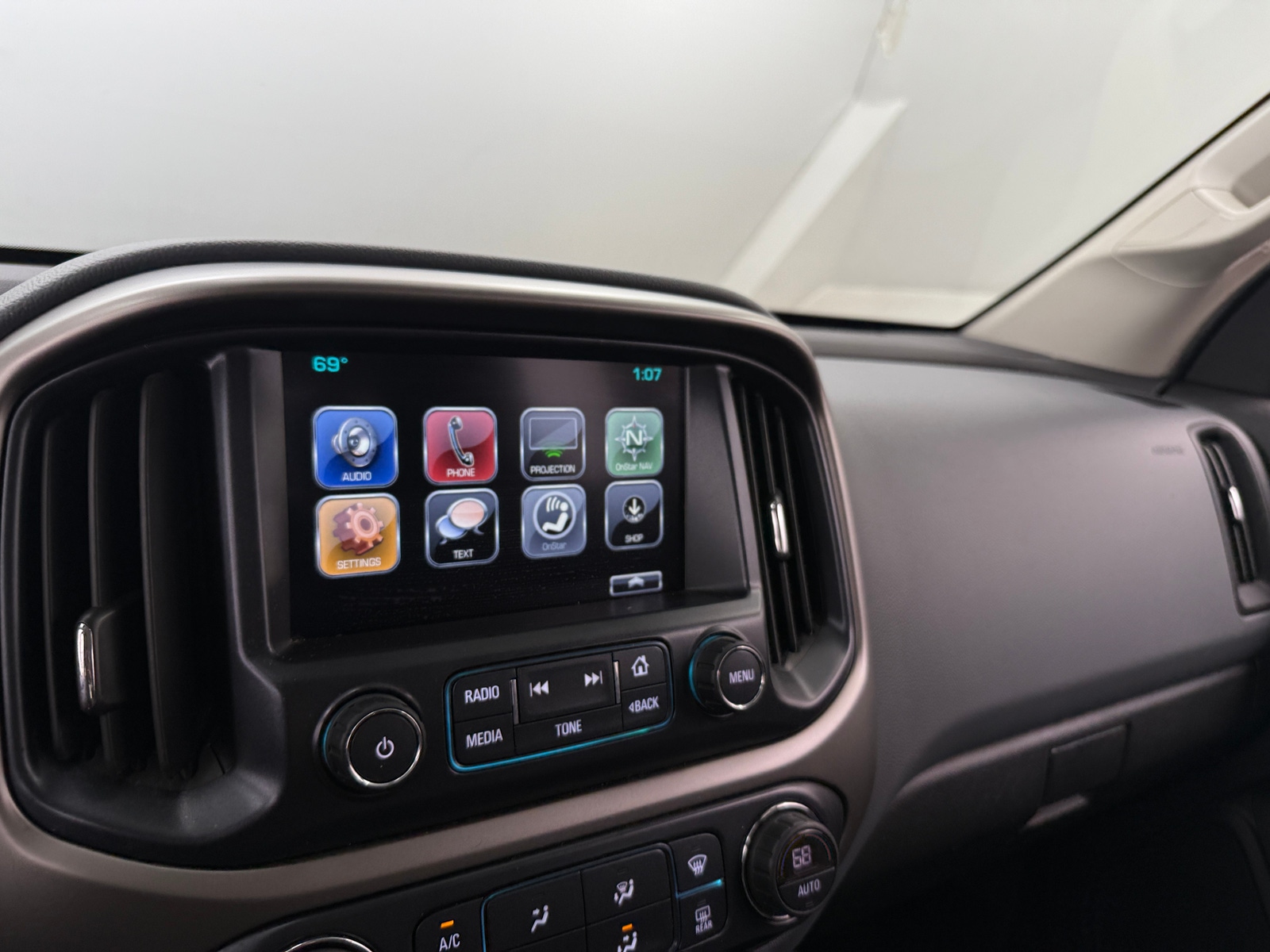 Thumbnail: 2017 Chevrolet Colorado - 3