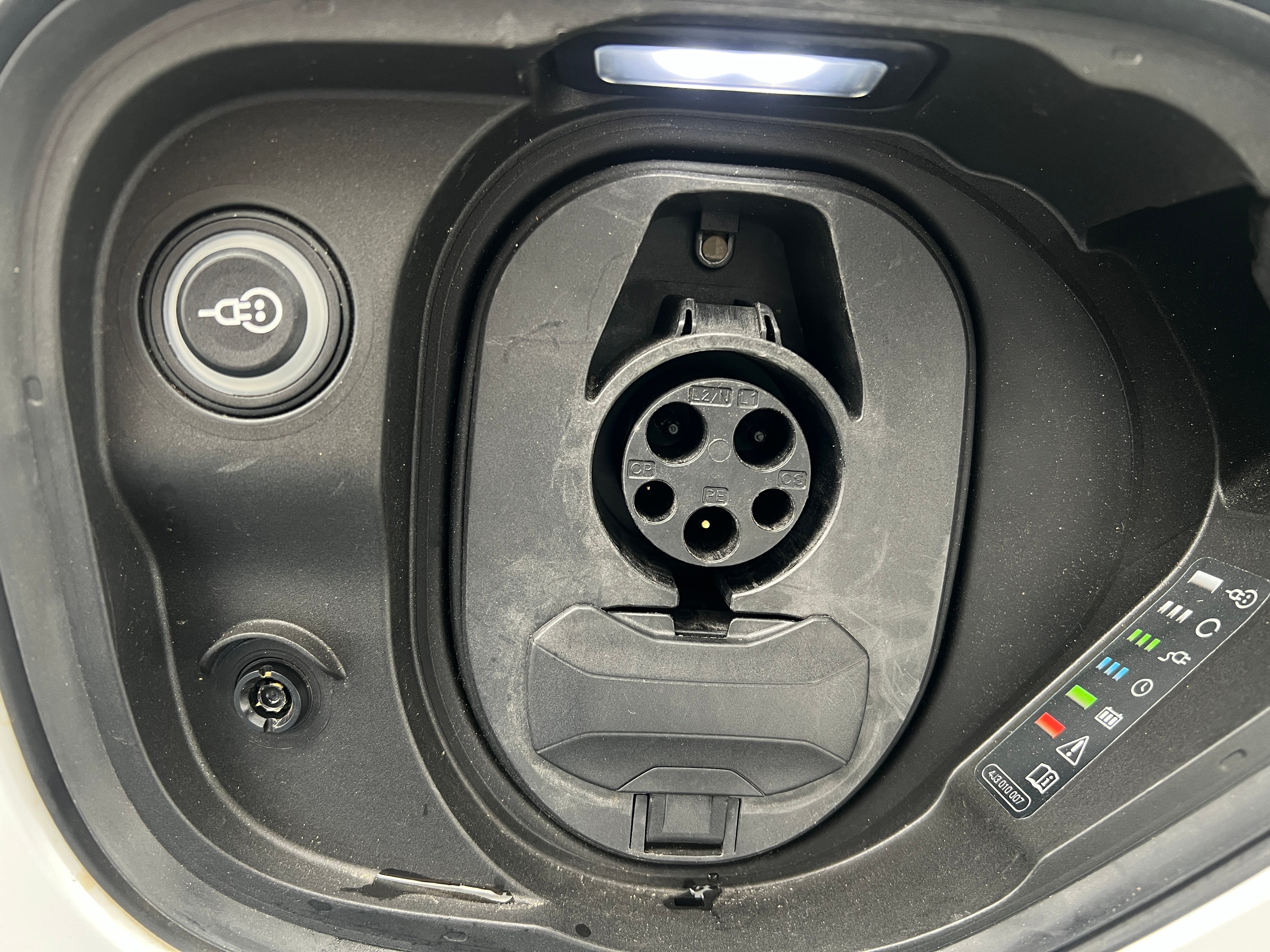 Used 2022 Audi e-tron GT Premium Plus with VIN WAUFJBFW0N7006827 for sale in Oak Creek, WI