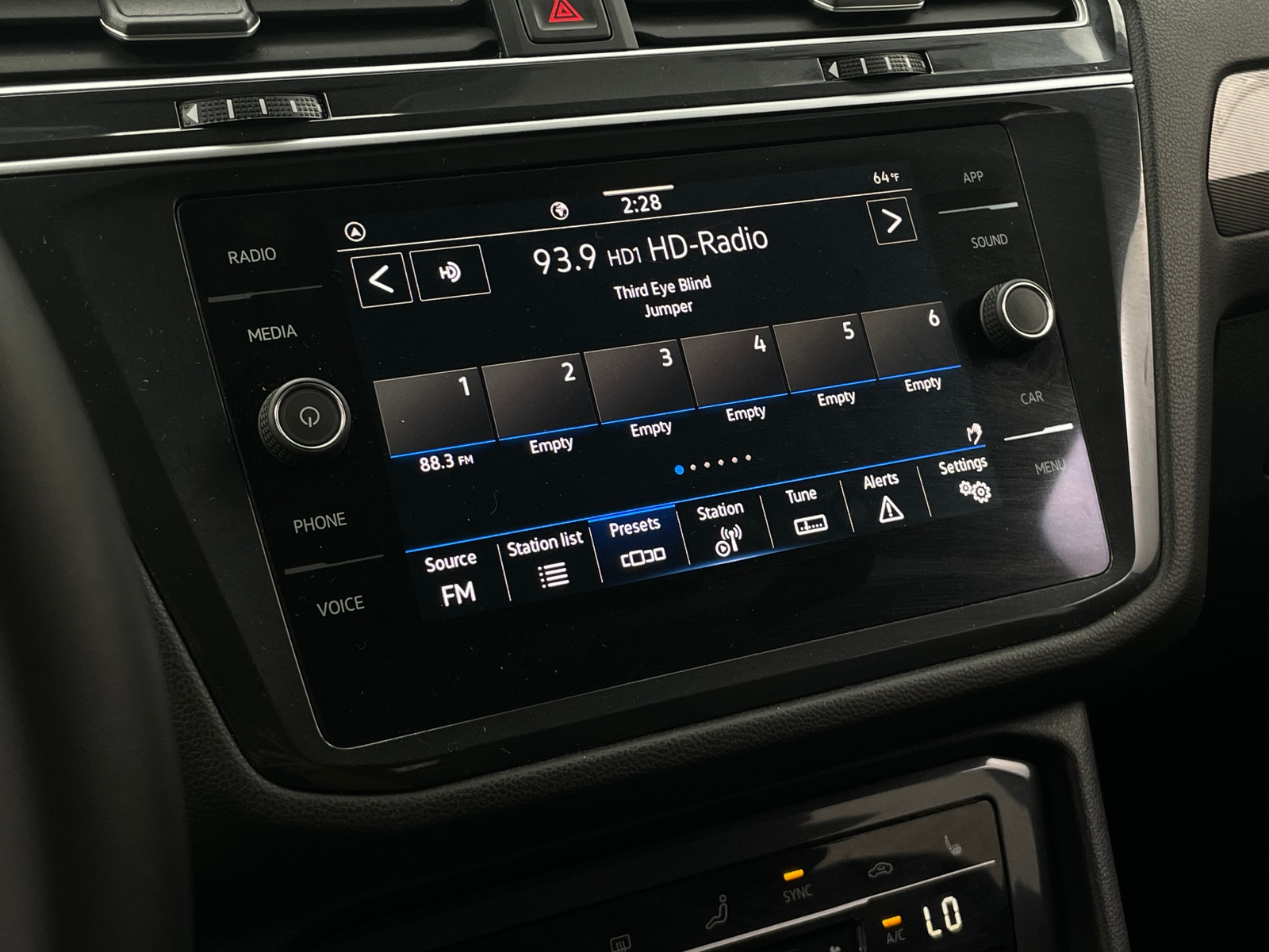 Thumbnail: 2024 Volkswagen Tiguan - 3