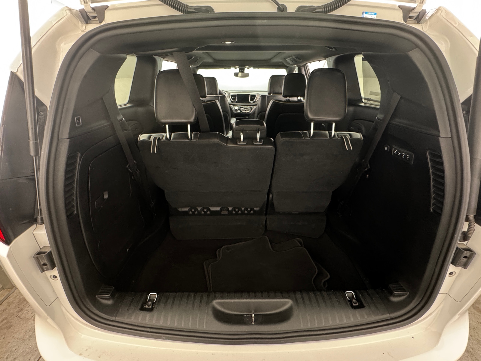 Thumbnail: 2018 Chrysler Pacifica - 6