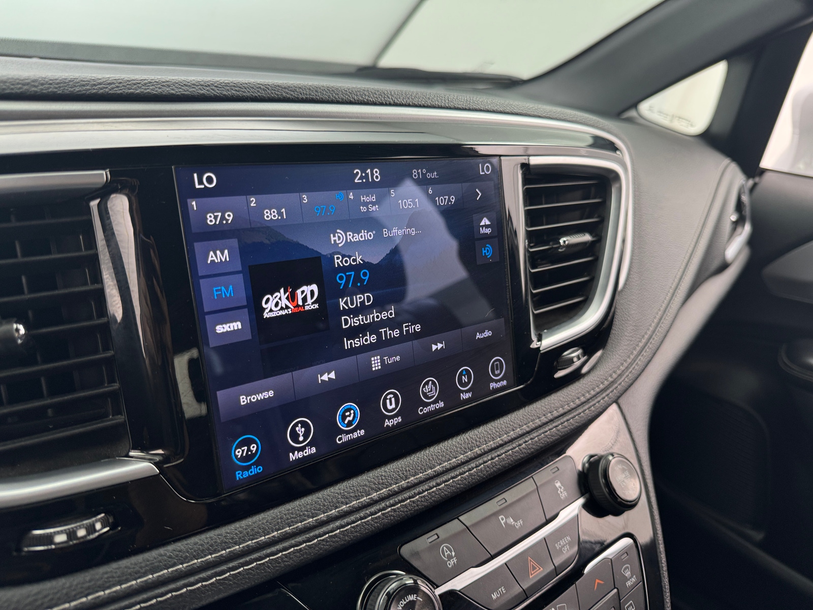 Thumbnail: 2018 Chrysler Pacifica - 3