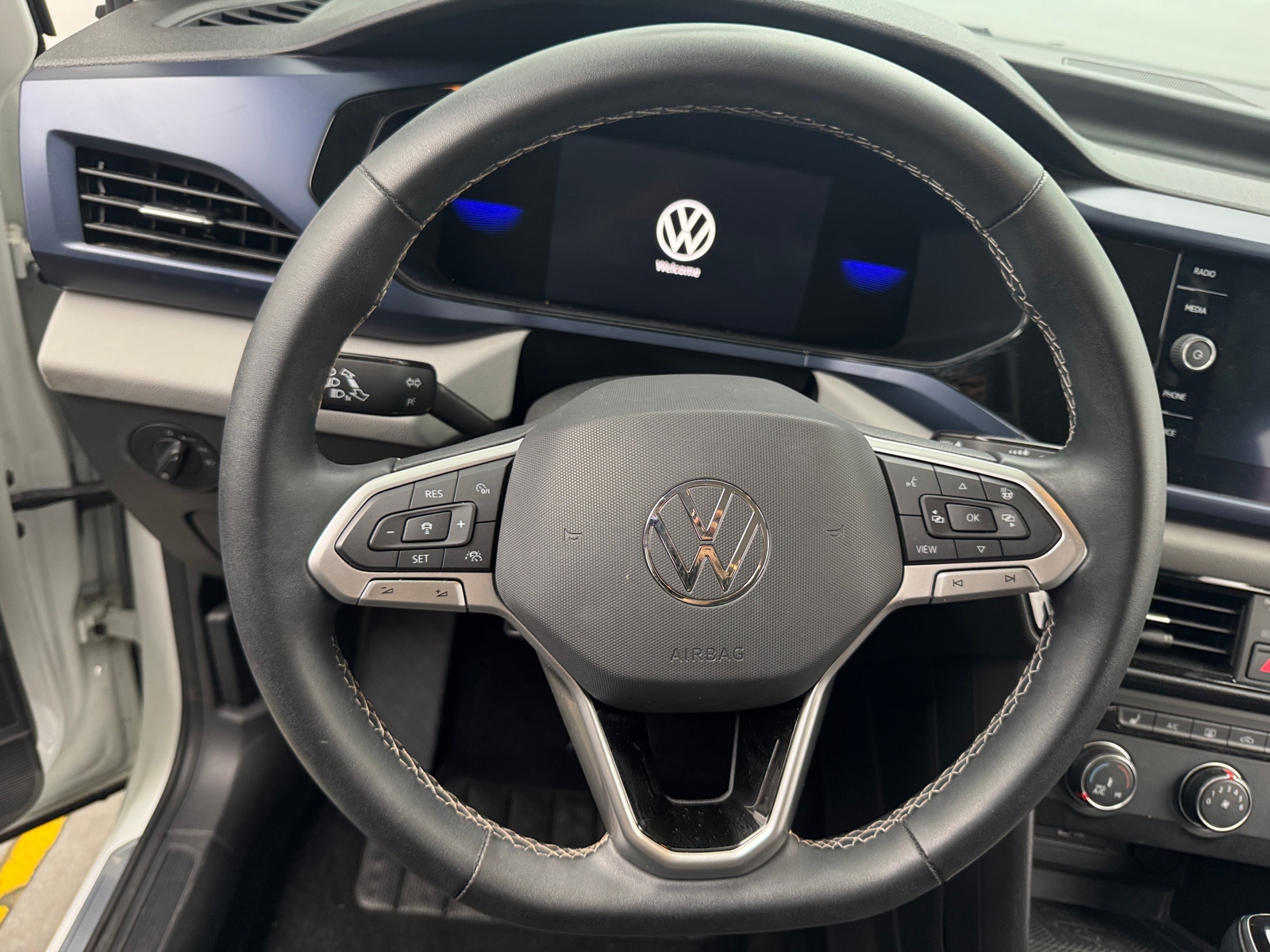 Thumbnail: 2022 Volkswagen Taos - 4
