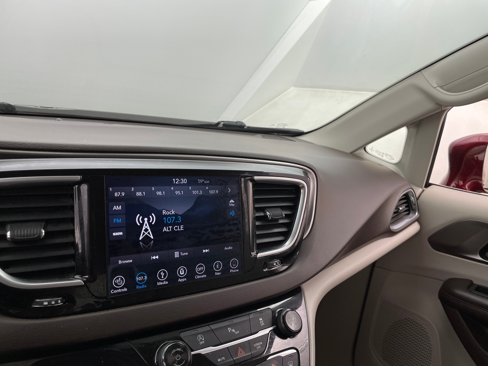 Thumbnail: 2018 Chrysler Pacifica - 3