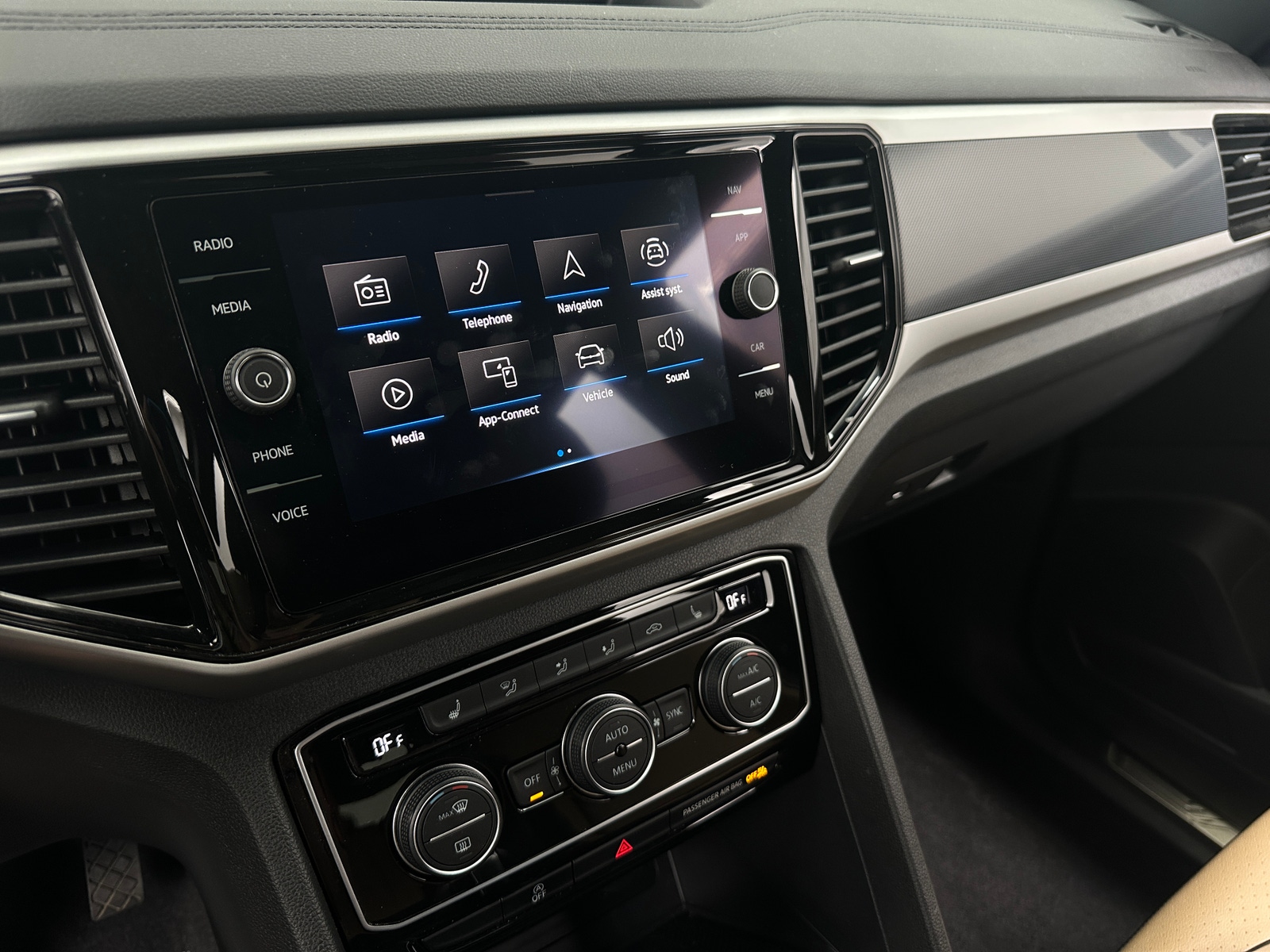 Thumbnail: 2021 Volkswagen Atlas - 3
