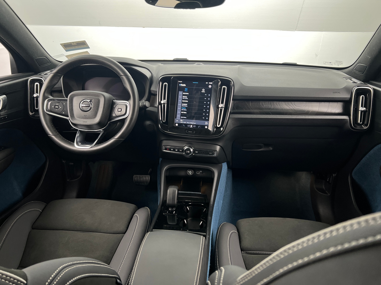 Thumbnail: 2023 Volvo C40 - 2
