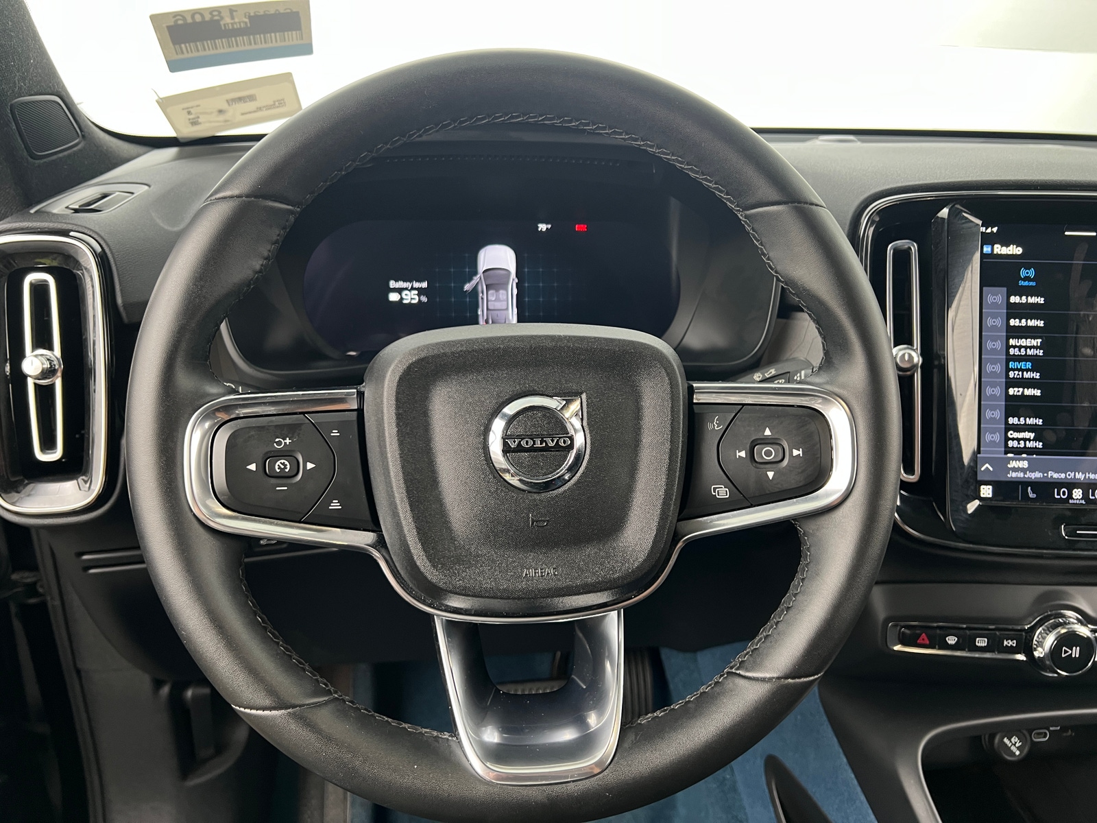 Thumbnail: 2023 Volvo C40 - 4